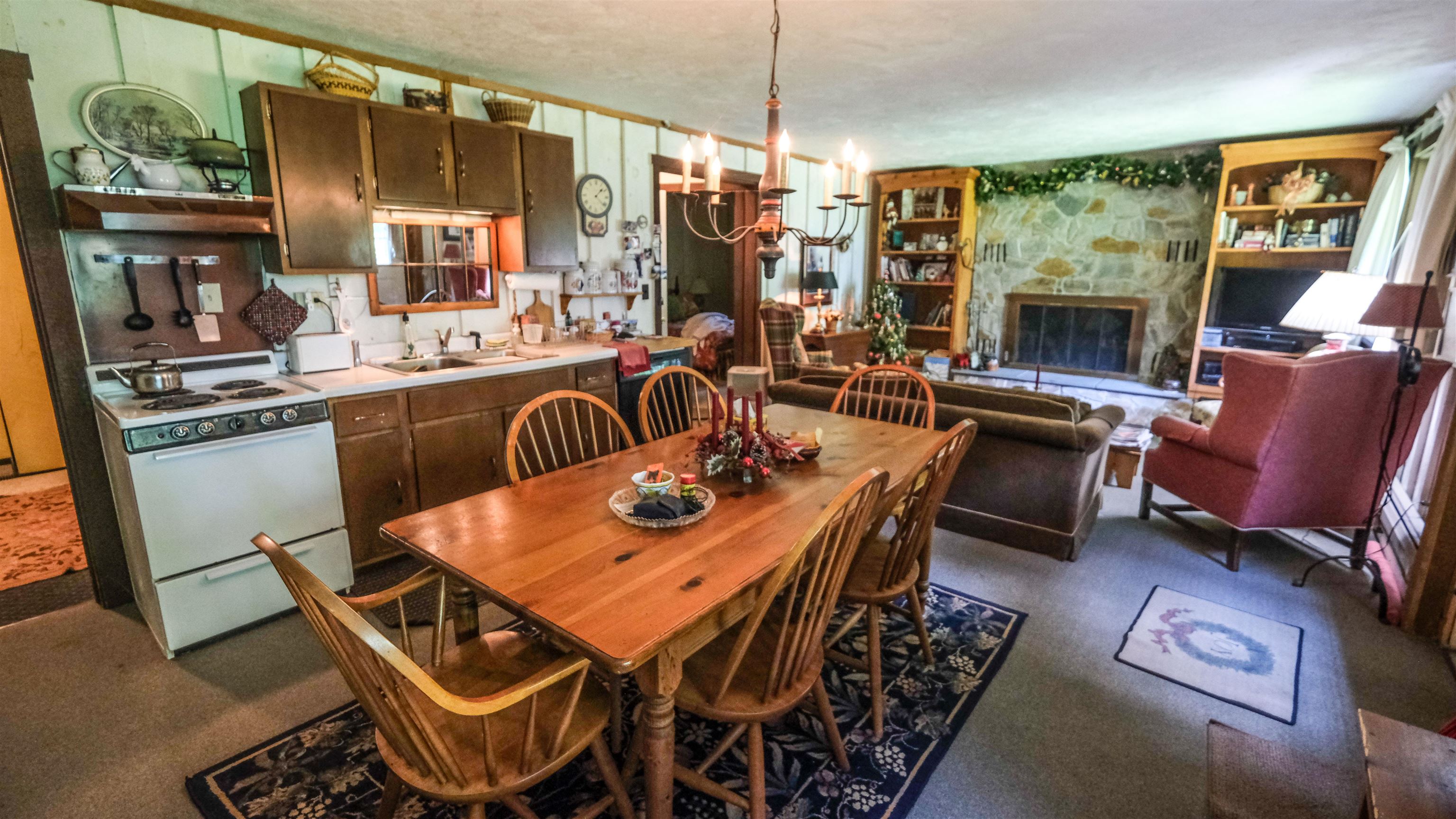 Full kitchen with dining area 25791368