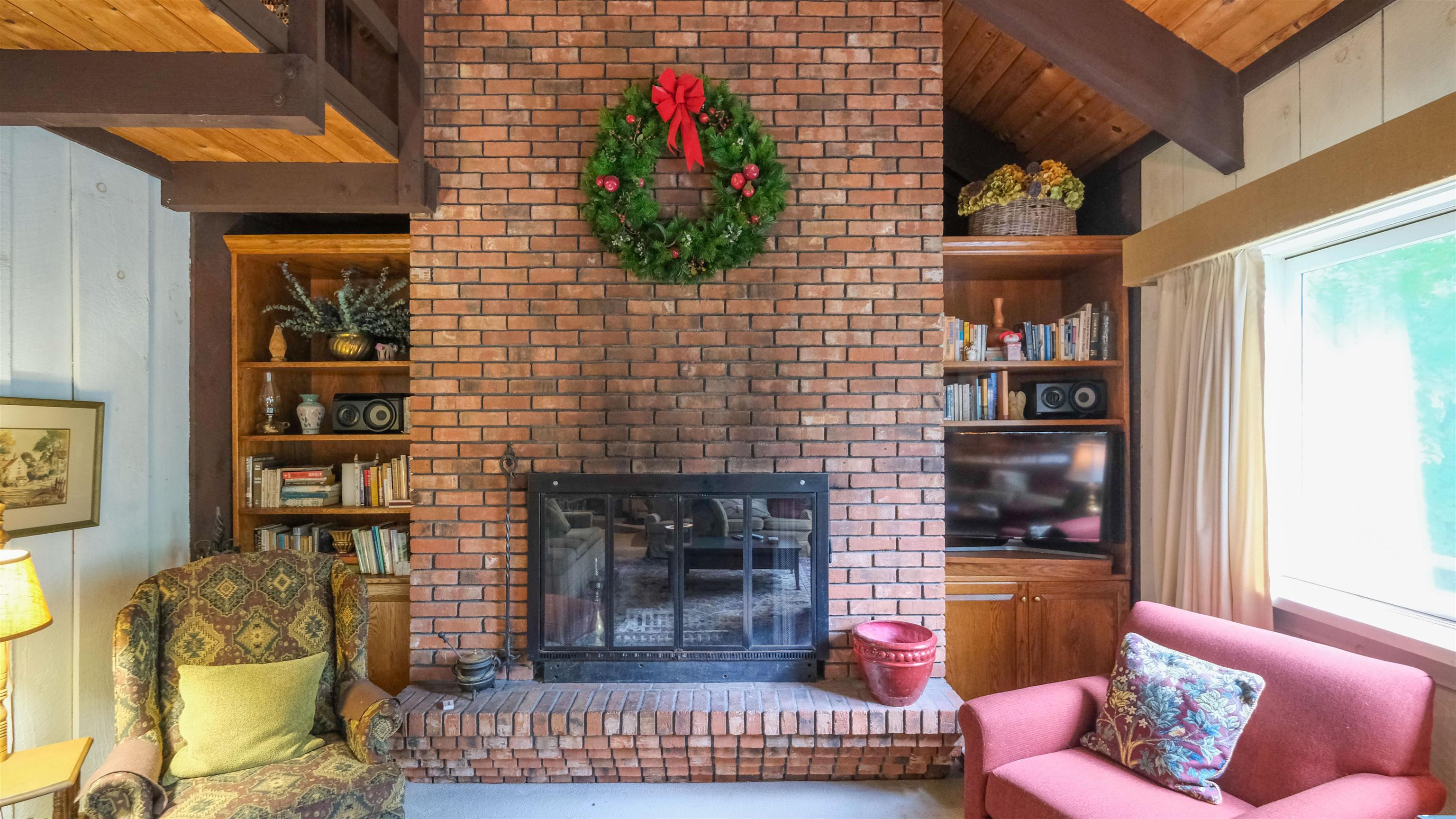 Wood burning fireplace 25791353