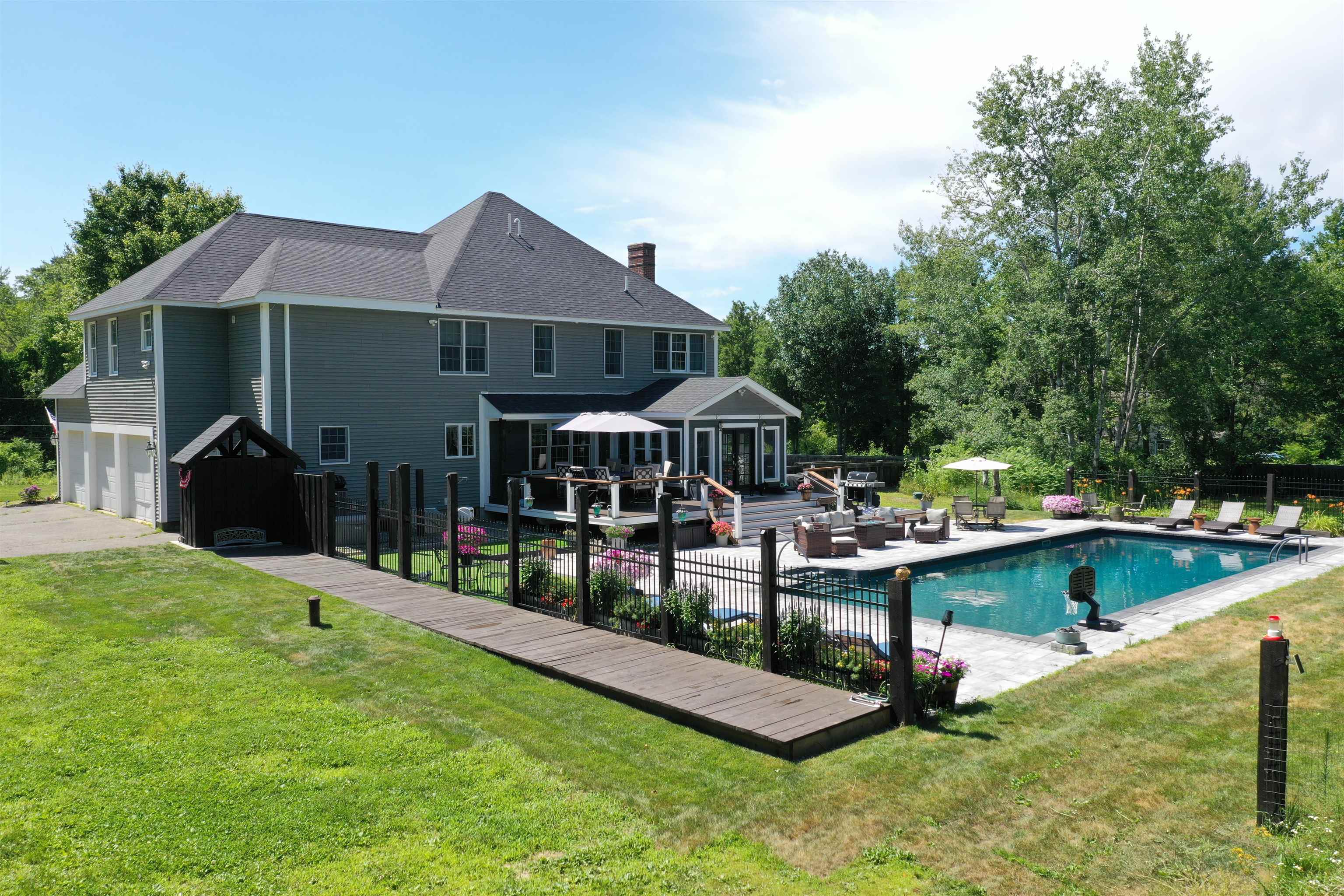 12 Pheasant Ln, New Boston, NH 03070