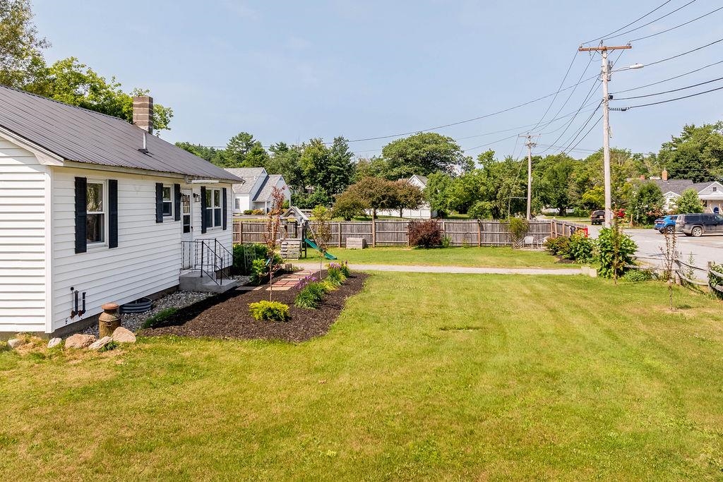 36 School St, Canaan, NH 03741