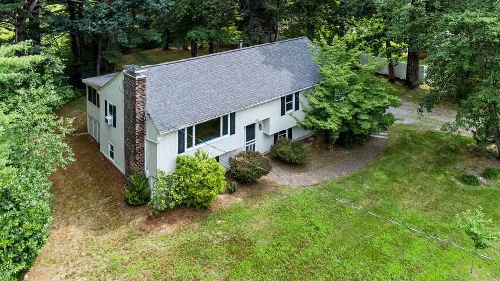32 Raeder Dr, Stratham, NH 03885