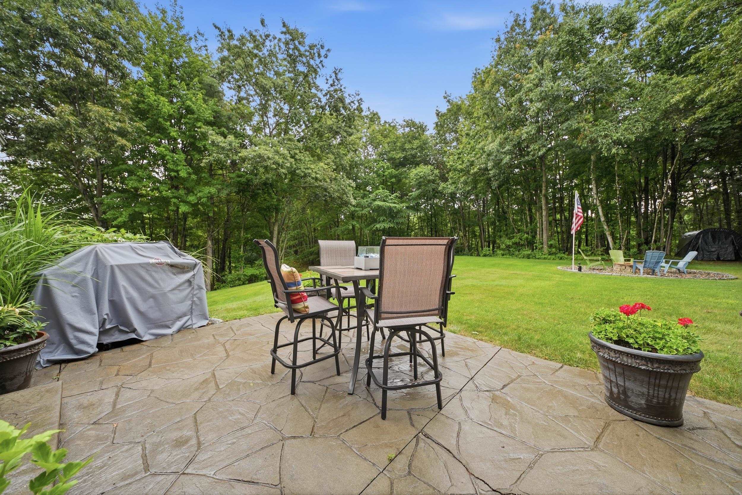 17 Laurel Rd, Hooksett, NH 03106