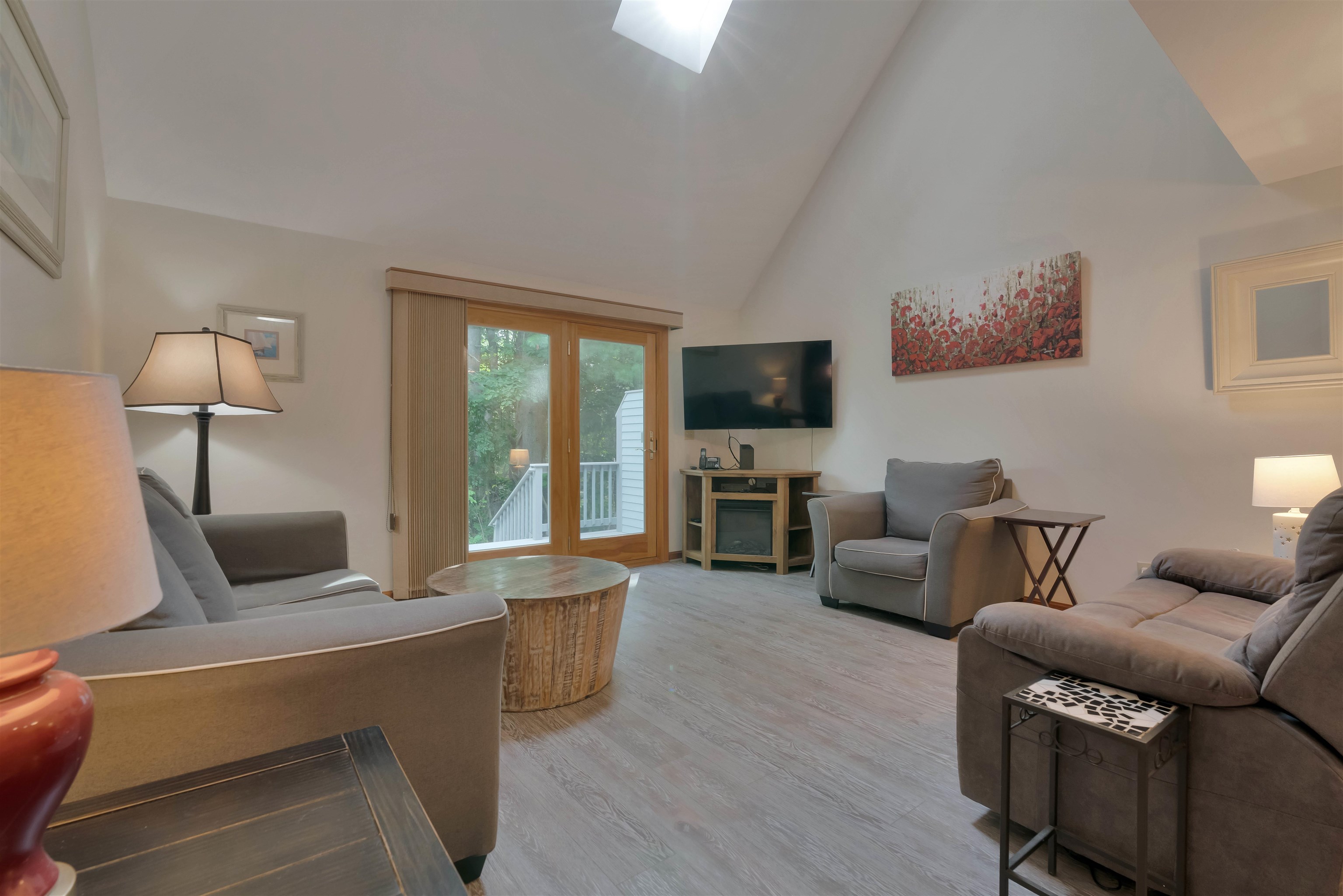 76 Glengarry Dr, Stratham, NH 03885
