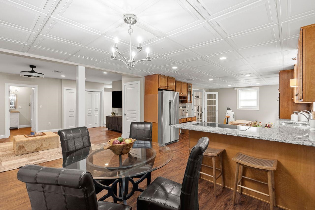 23 Chisholm Farm Dr, Stratham, NH 03885