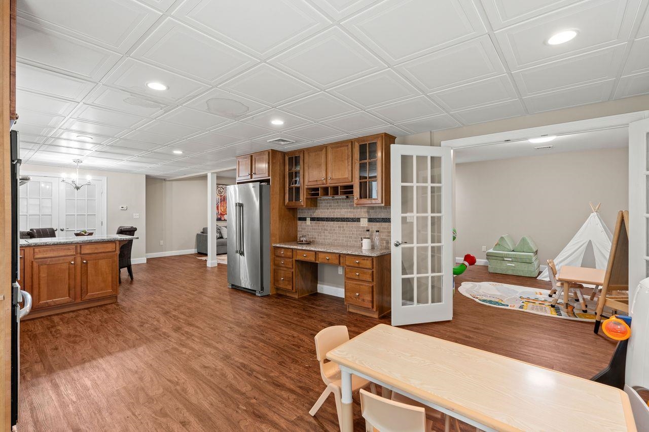 23 Chisholm Farm Dr, Stratham, NH 03885