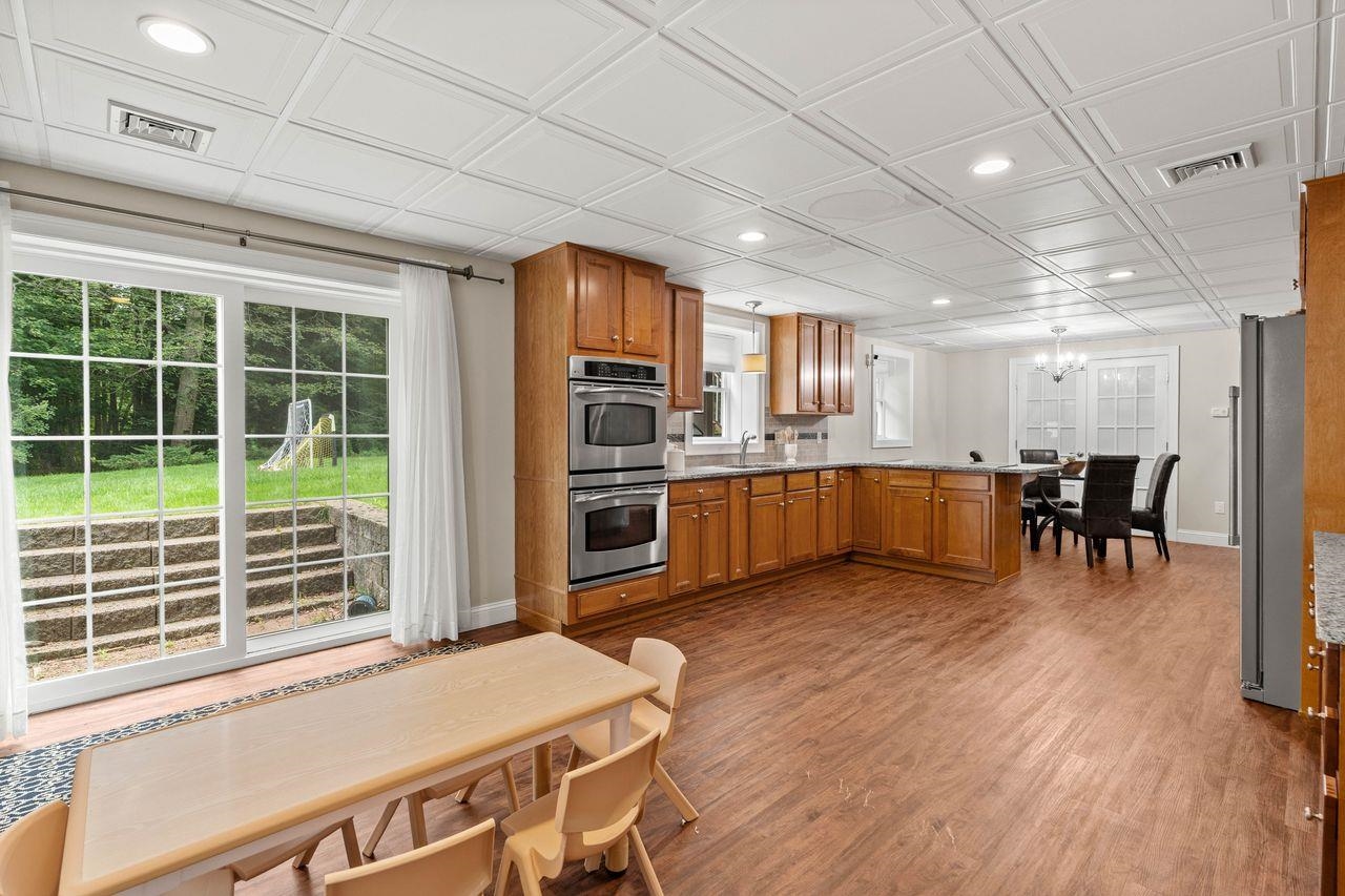 23 Chisholm Farm Dr, Stratham, NH 03885