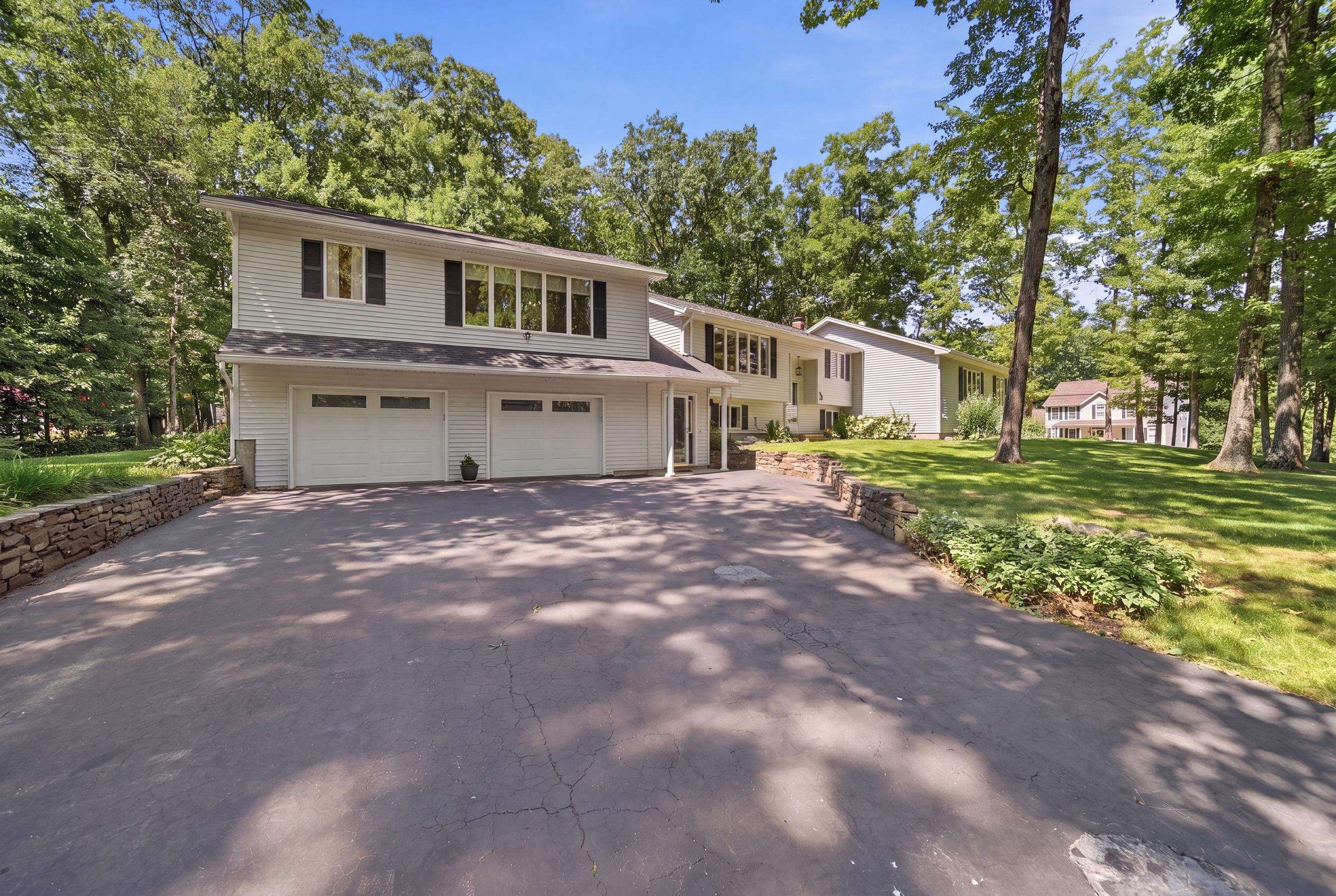 1 Rock Forest Dr, Hooksett, NH 03106