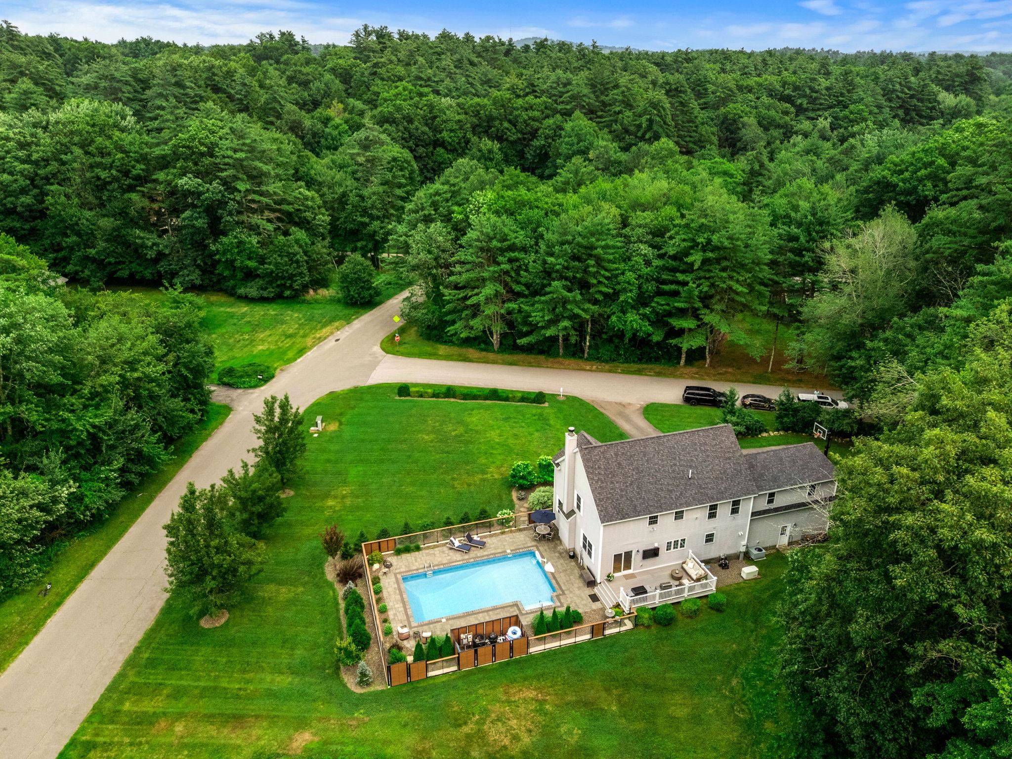 8 Leni Rd, Windham, NH 03087