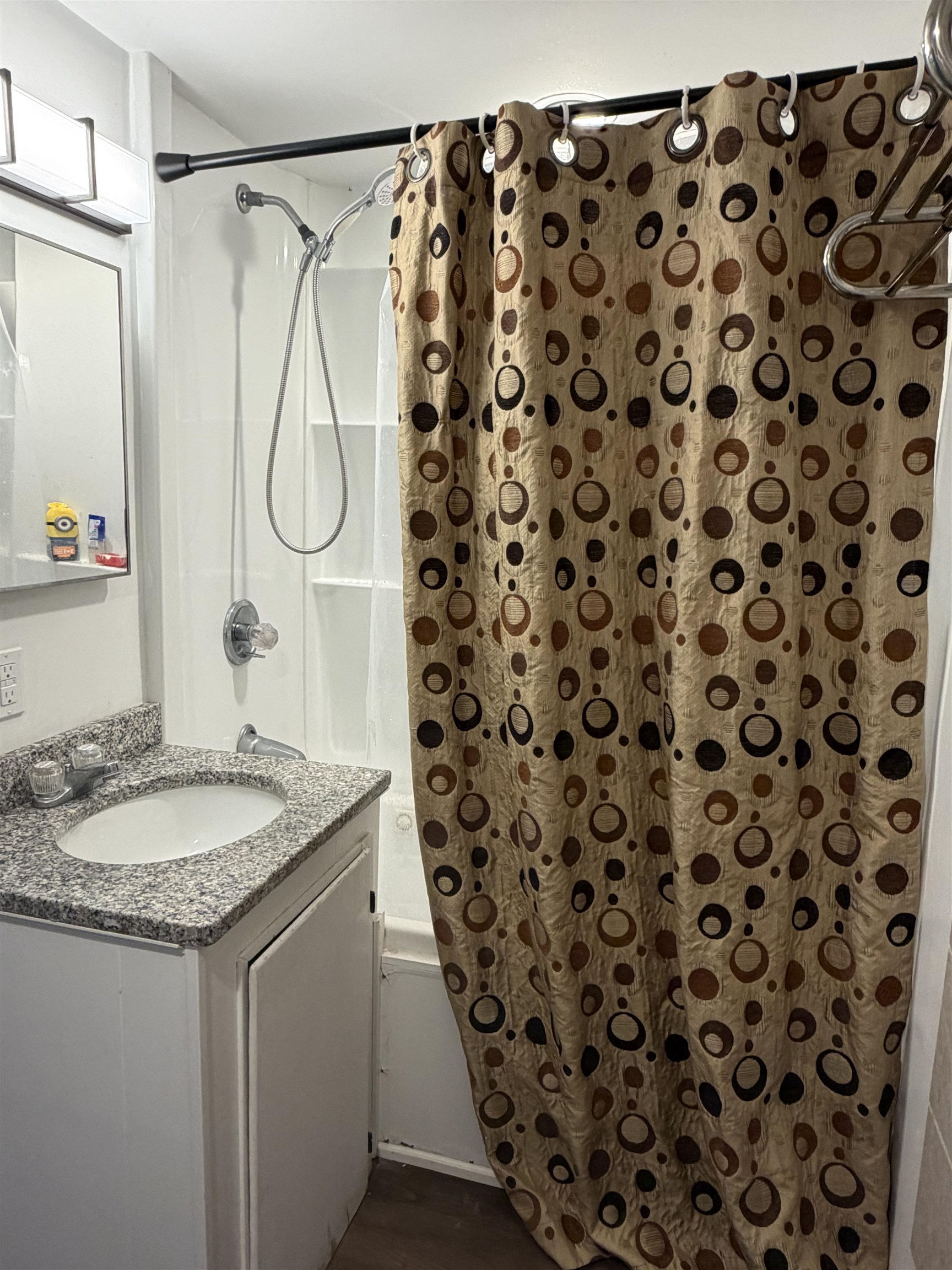 Apartment full bath