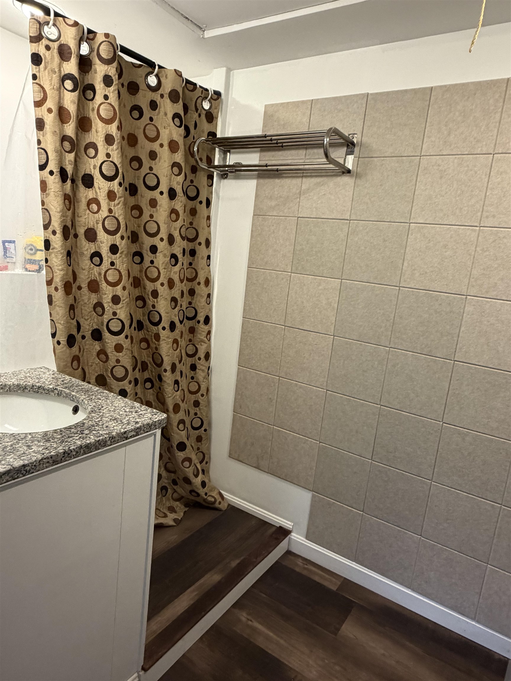 Apartment full bath