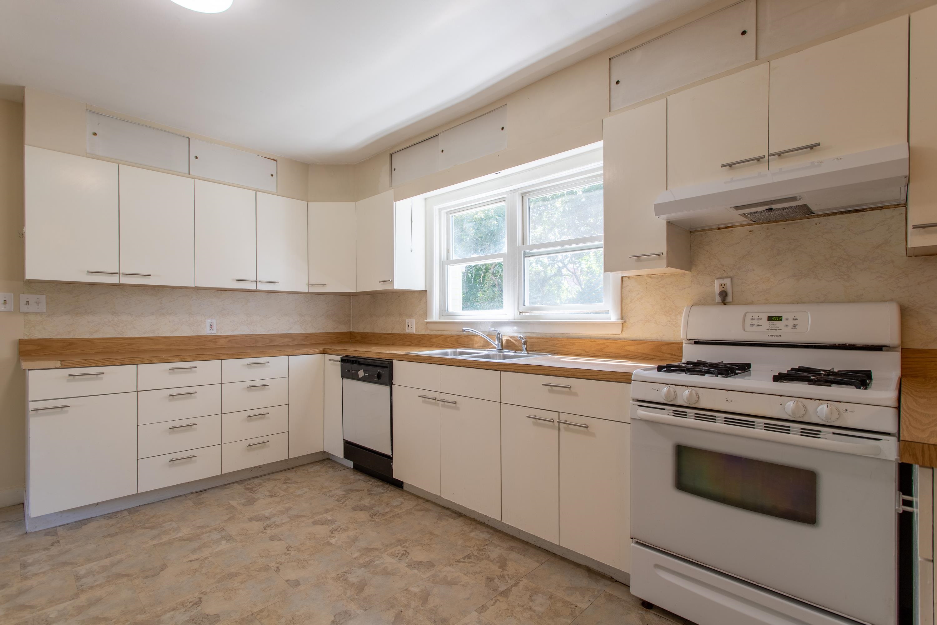 16 Tuck Rd, Hampton, NH 03842