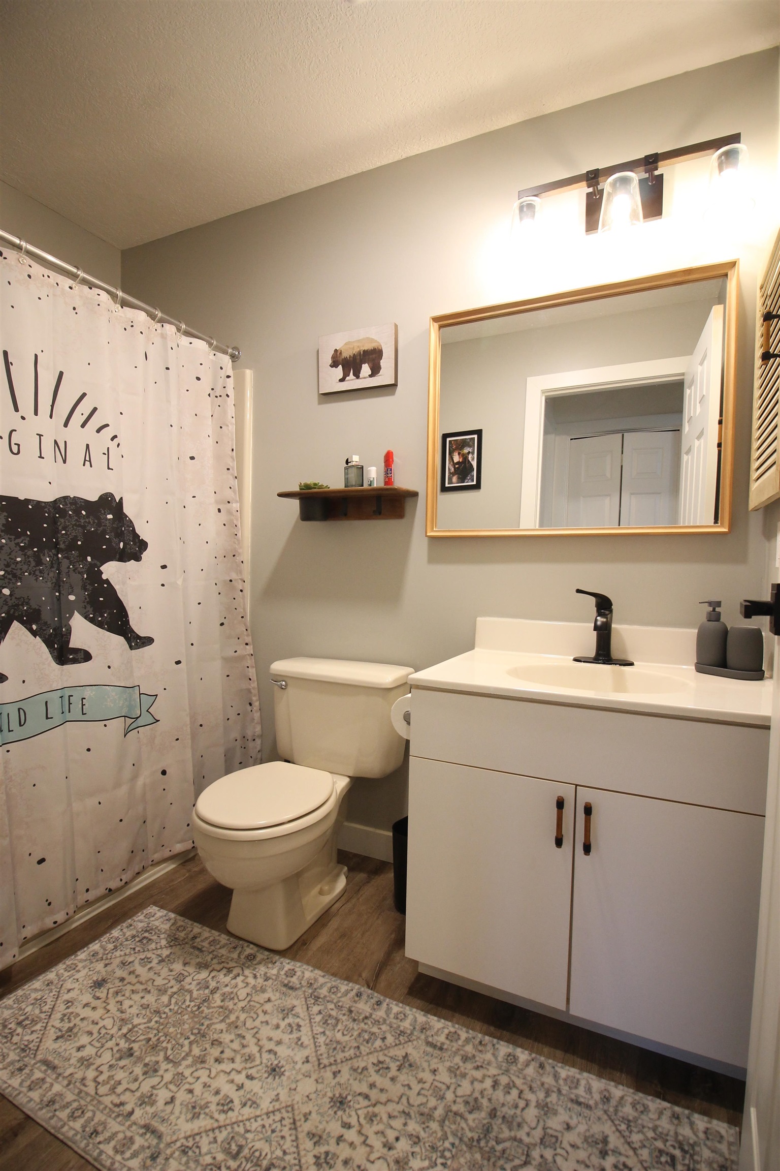 2nd full bathroom is nearby to Bedroom 2
