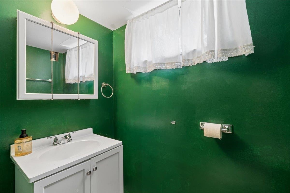 23 Woodwells Garrison Rd, Hopkinton, NH 03229