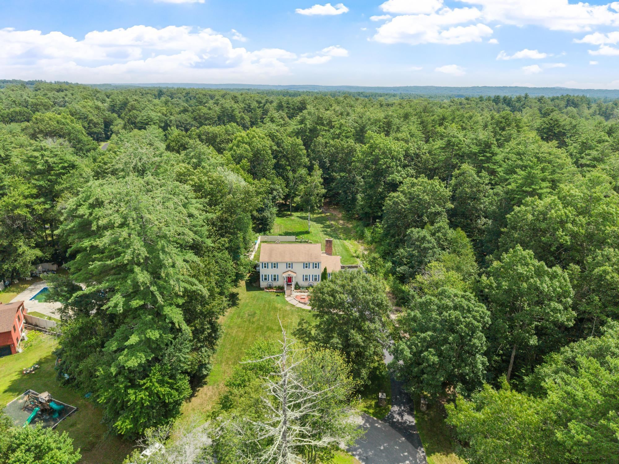 11 Ashley Dr, Londonderry, NH 03053