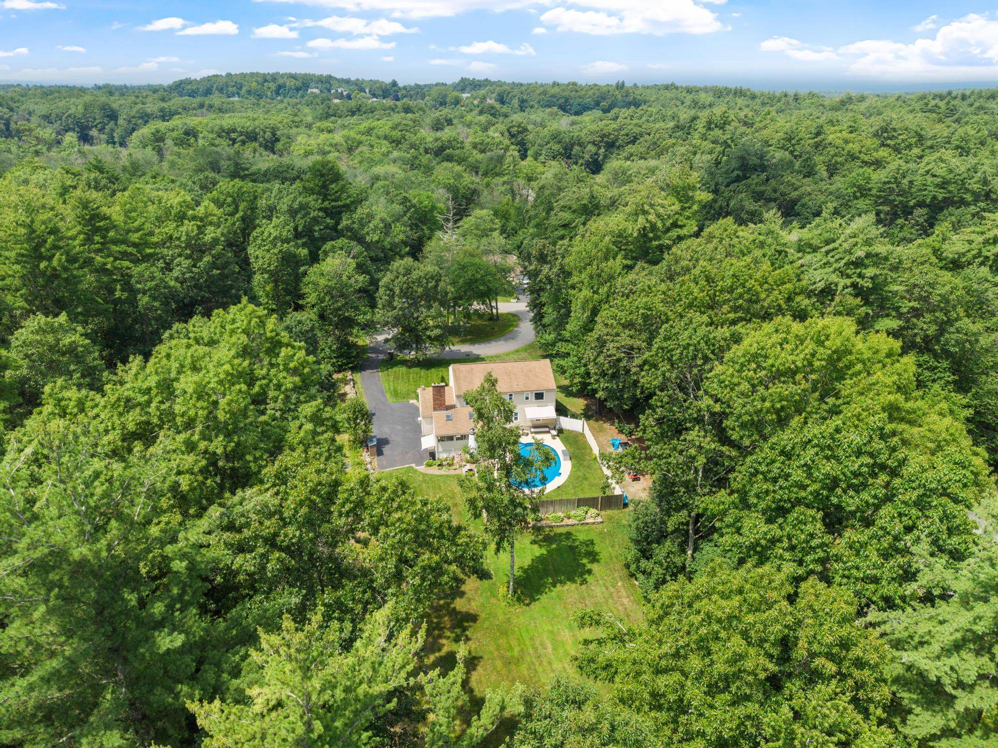 11 Ashley Dr, Londonderry, NH 03053