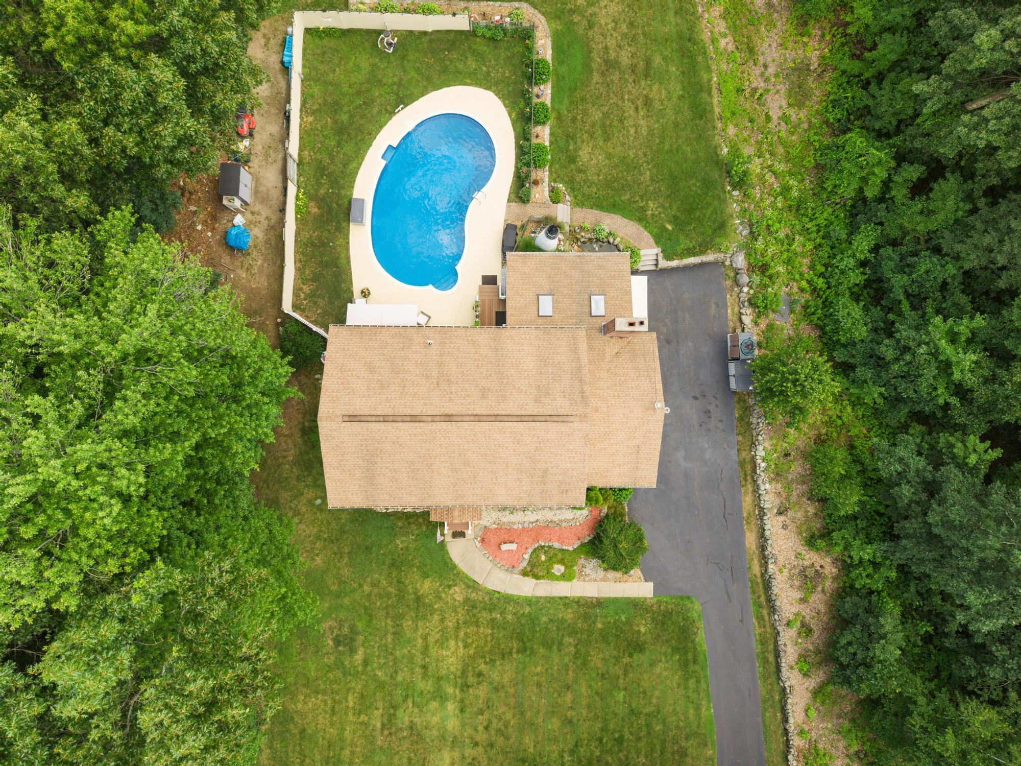 11 Ashley Dr, Londonderry, NH 03053