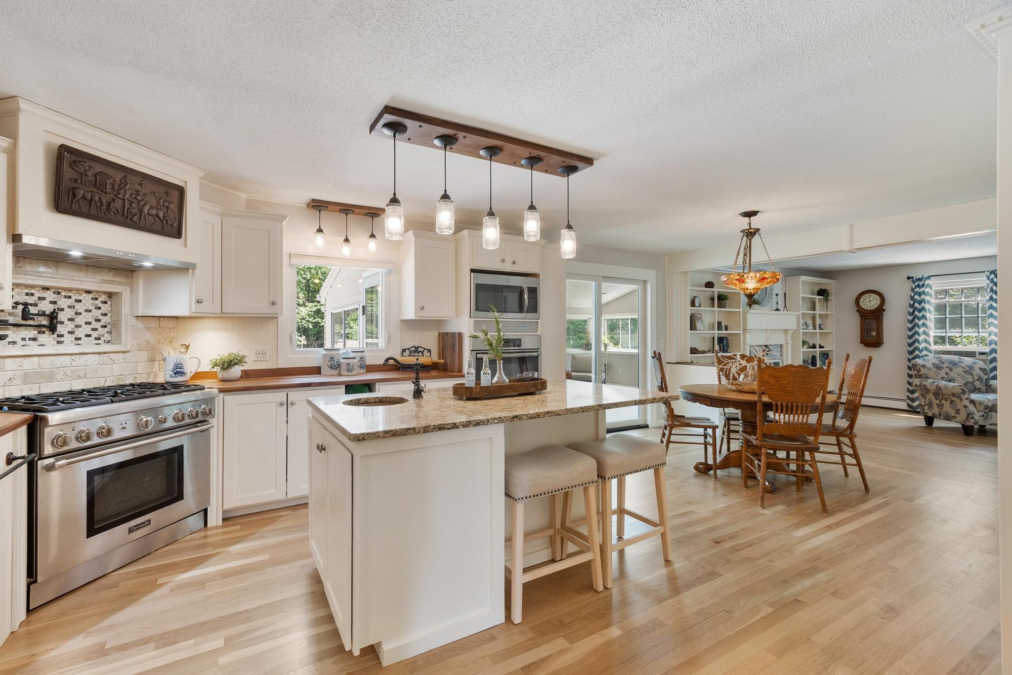 11 Ashley Dr, Londonderry, NH 03053