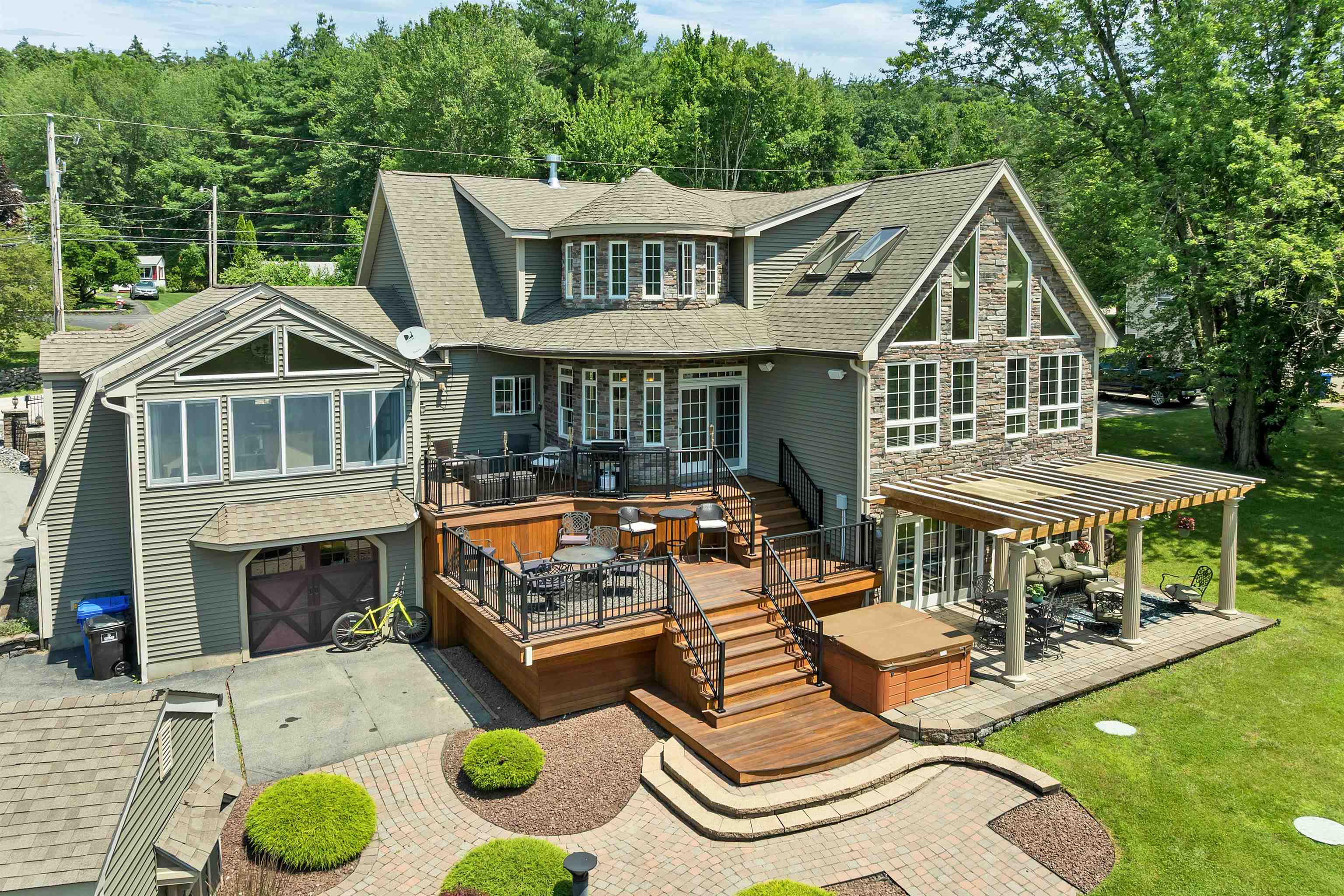 98 Robinson Rd, Hudson, NH 03051