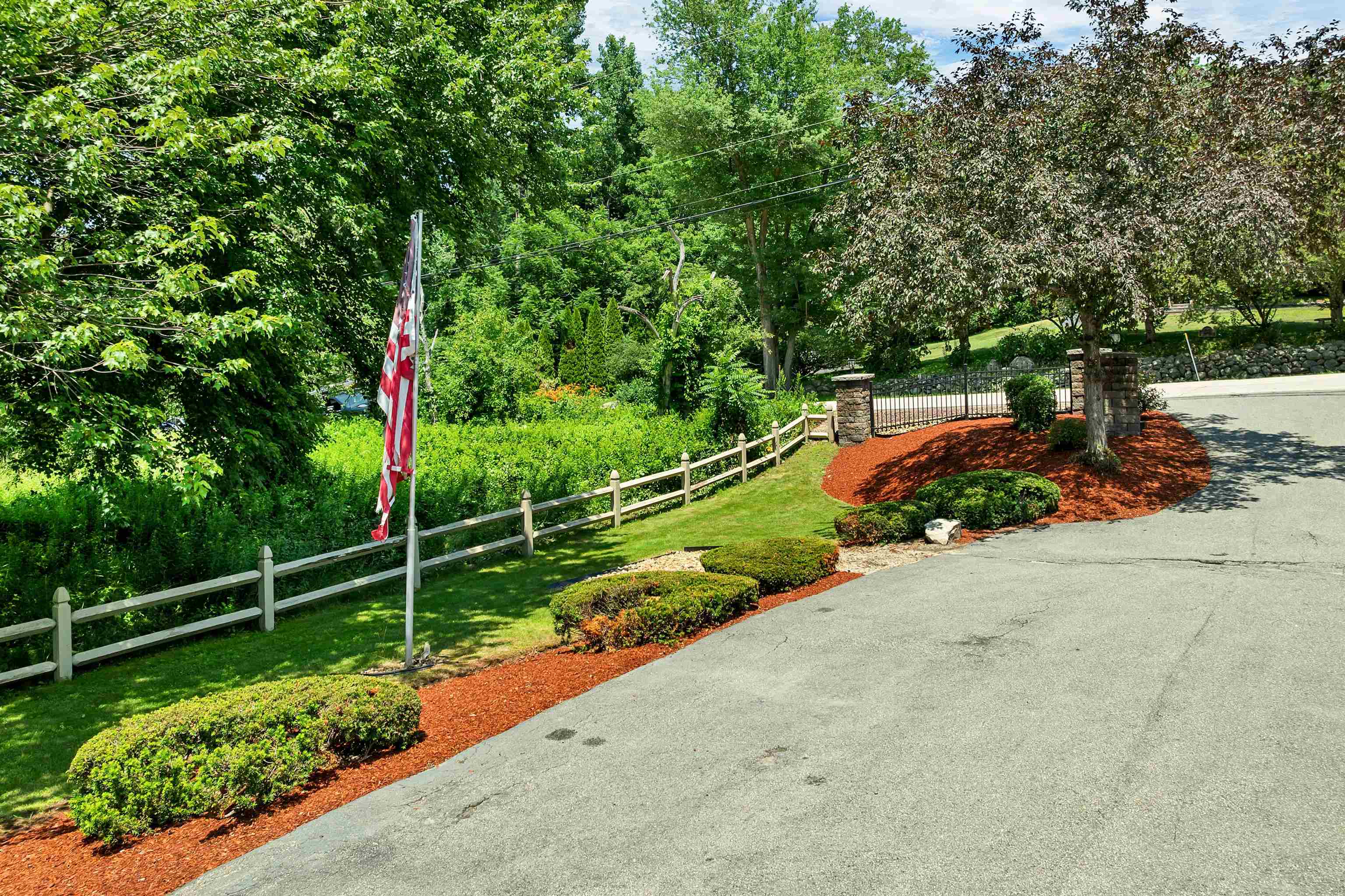 98 Robinson Rd, Hudson, NH 03051