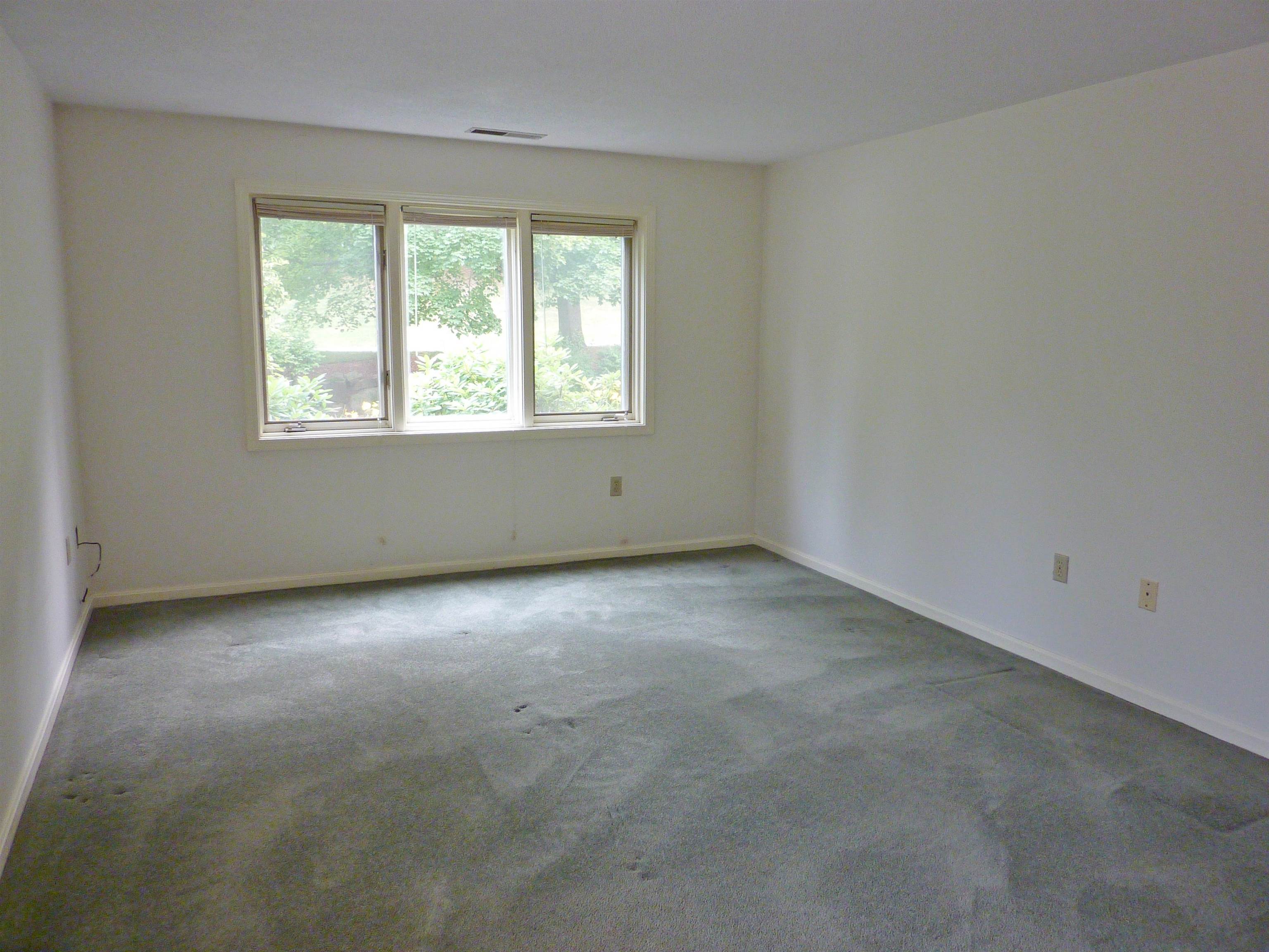 47 Dogwood Dr #107, Nashua, NH 03062