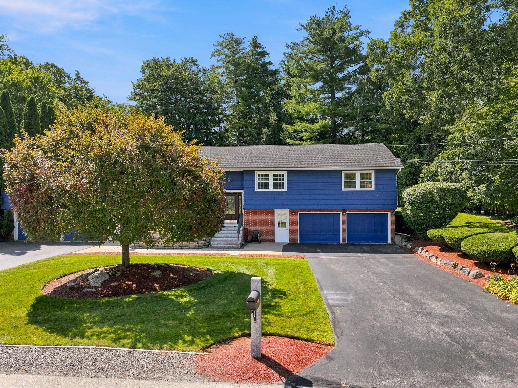 12 Deerhaven Dr, Nashua, NH 03064