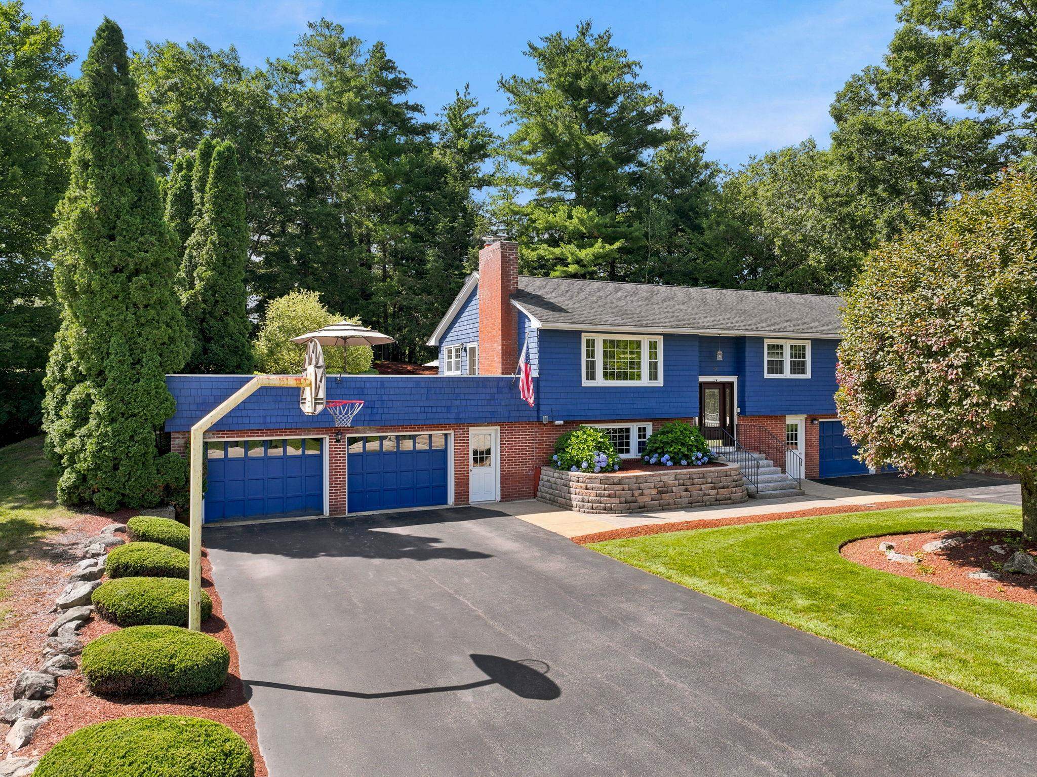 12 Deerhaven Dr, Nashua, NH 03064