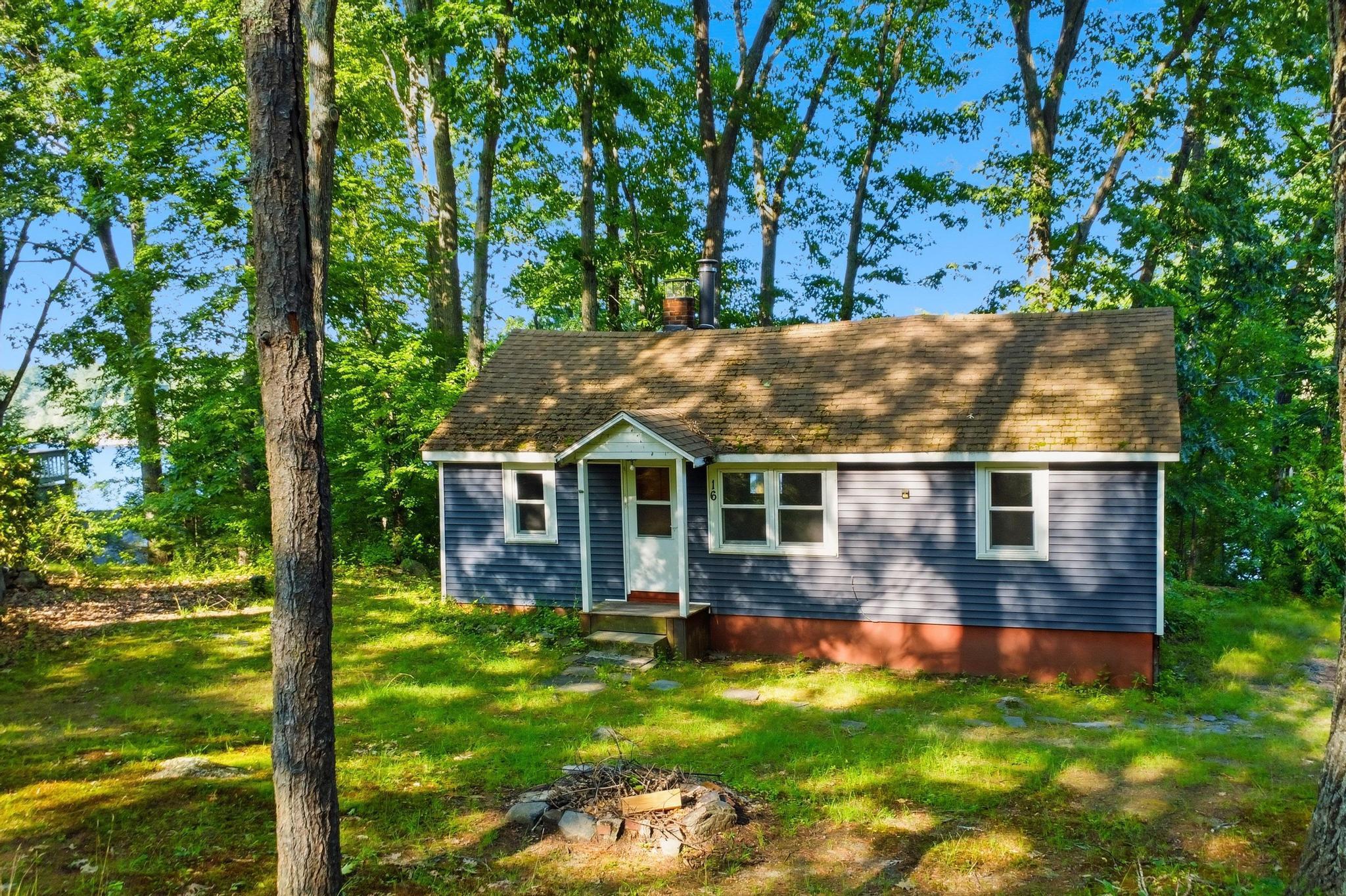16 Hillside Ave, Amherst, NH 03031-1840