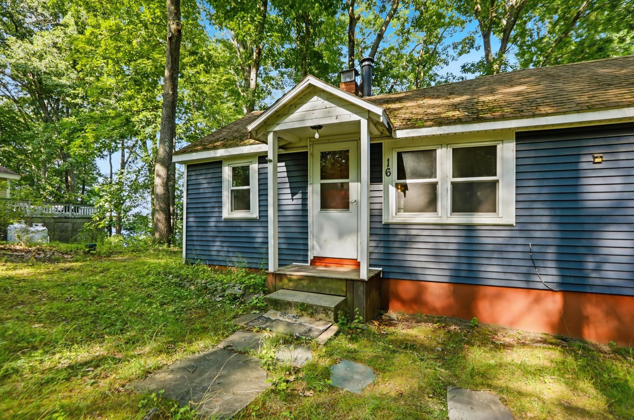 16 Hillside Ave, Amherst, NH 03031-1840
