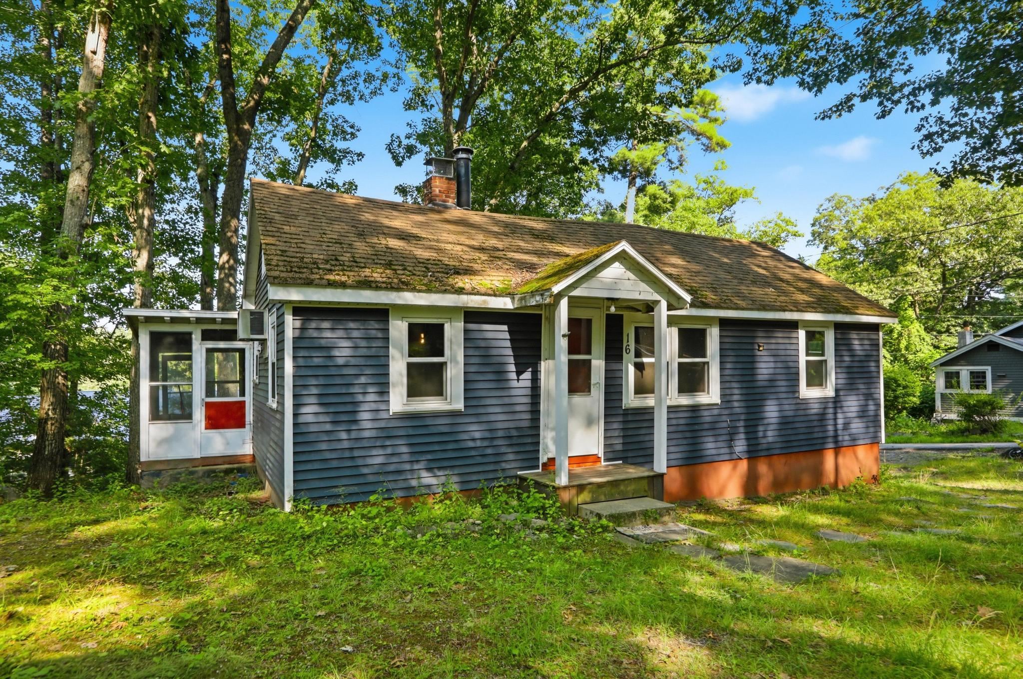 16 Hillside Ave, Amherst, NH 03031-1840
