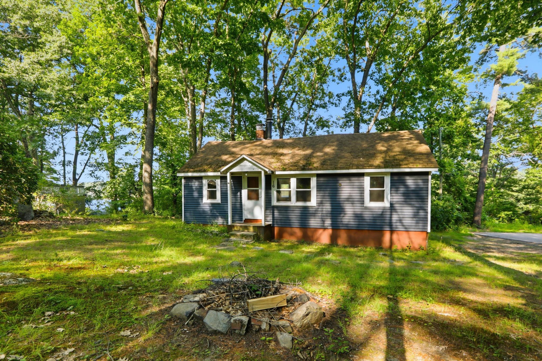 16 Hillside Ave, Amherst, NH 03031-1840