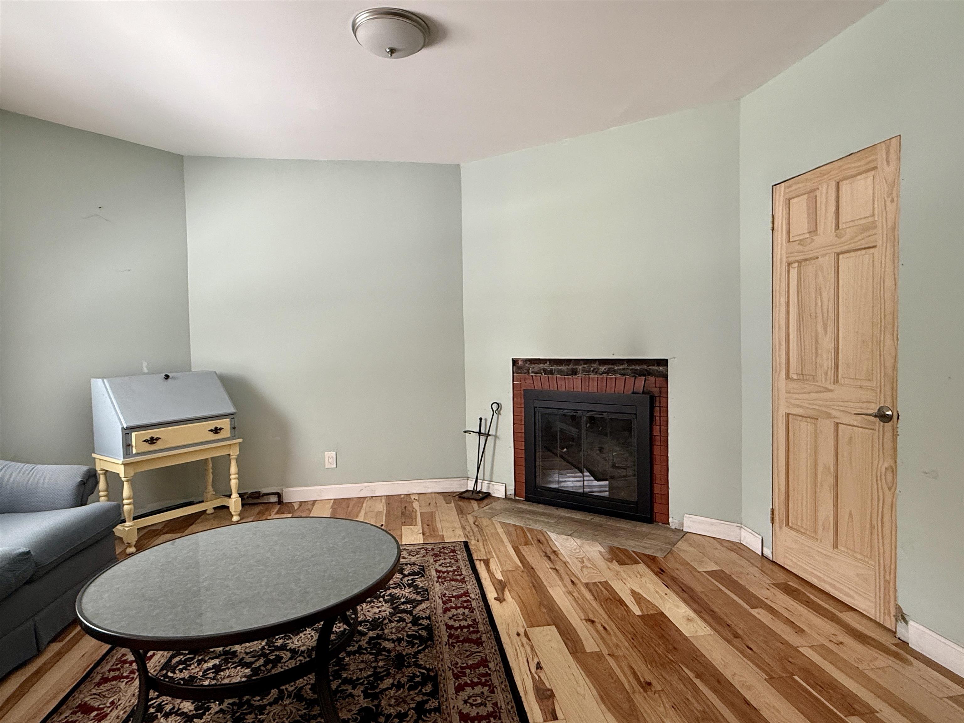 Living Room w Fireplace