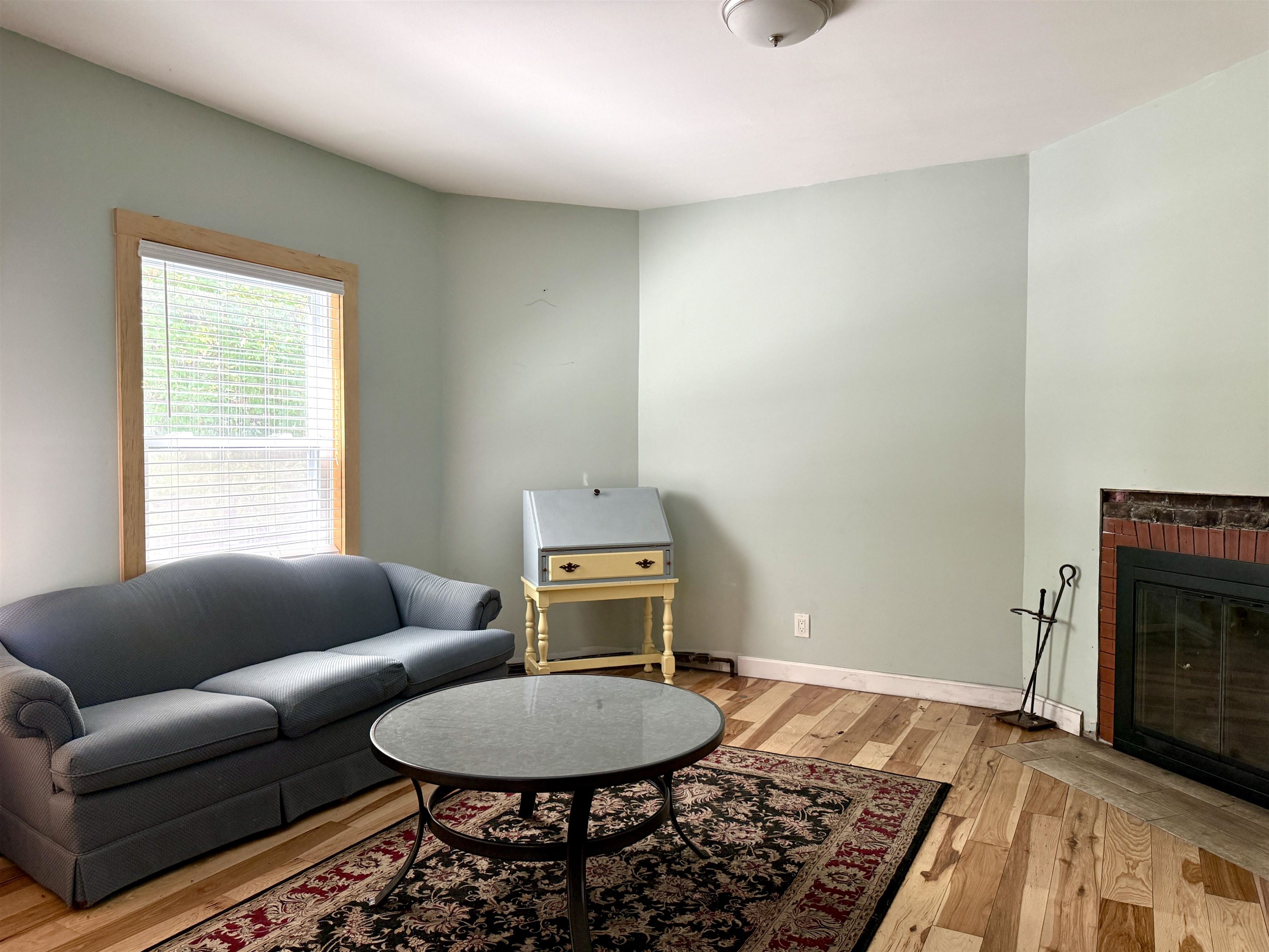 Living Room w Fireplace