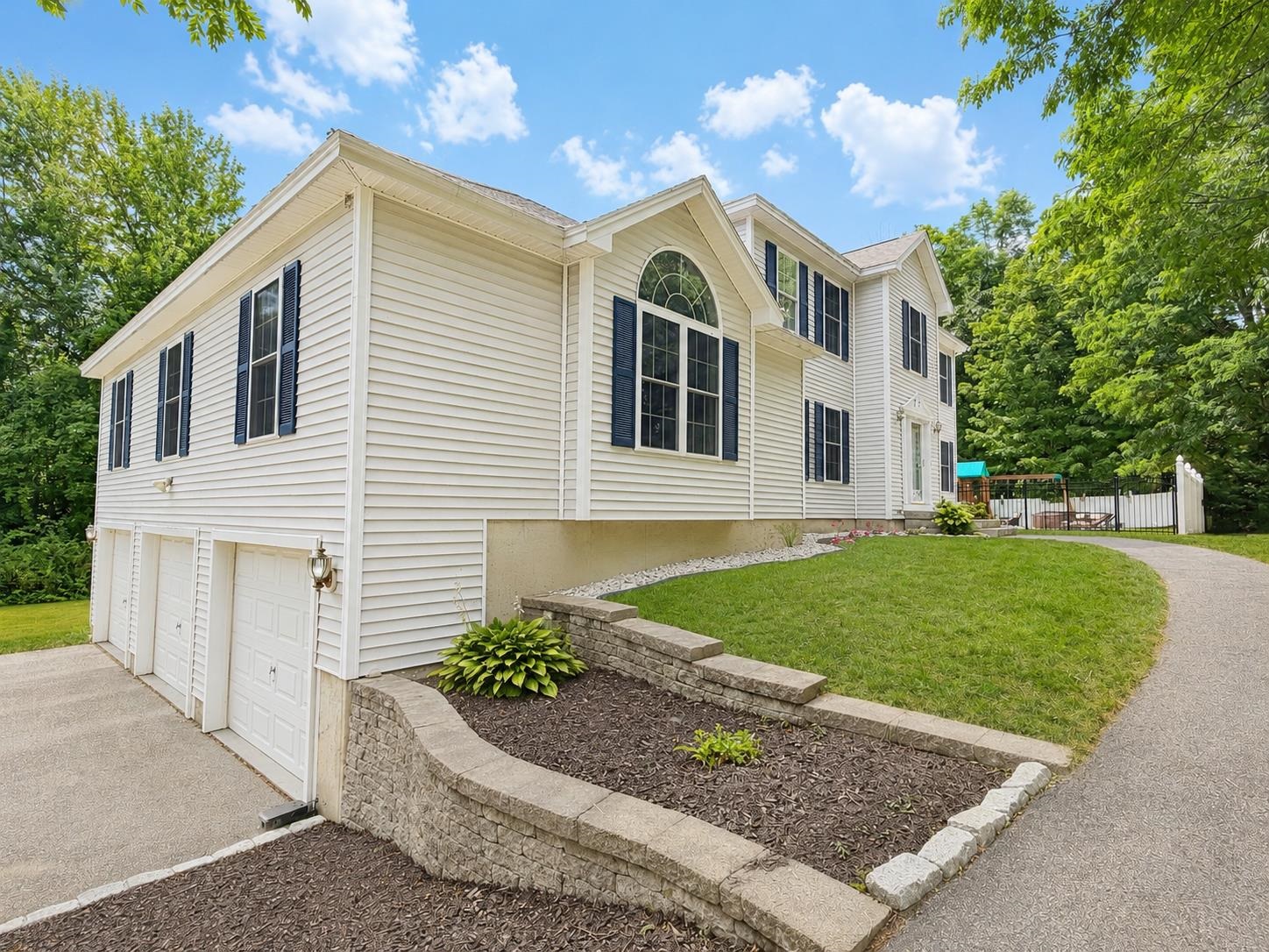 141 Paige Hill Rd, Goffstown, NH 03045