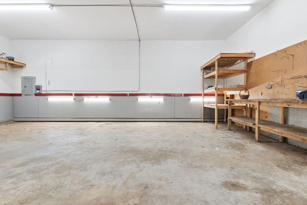 garage work space 25881625