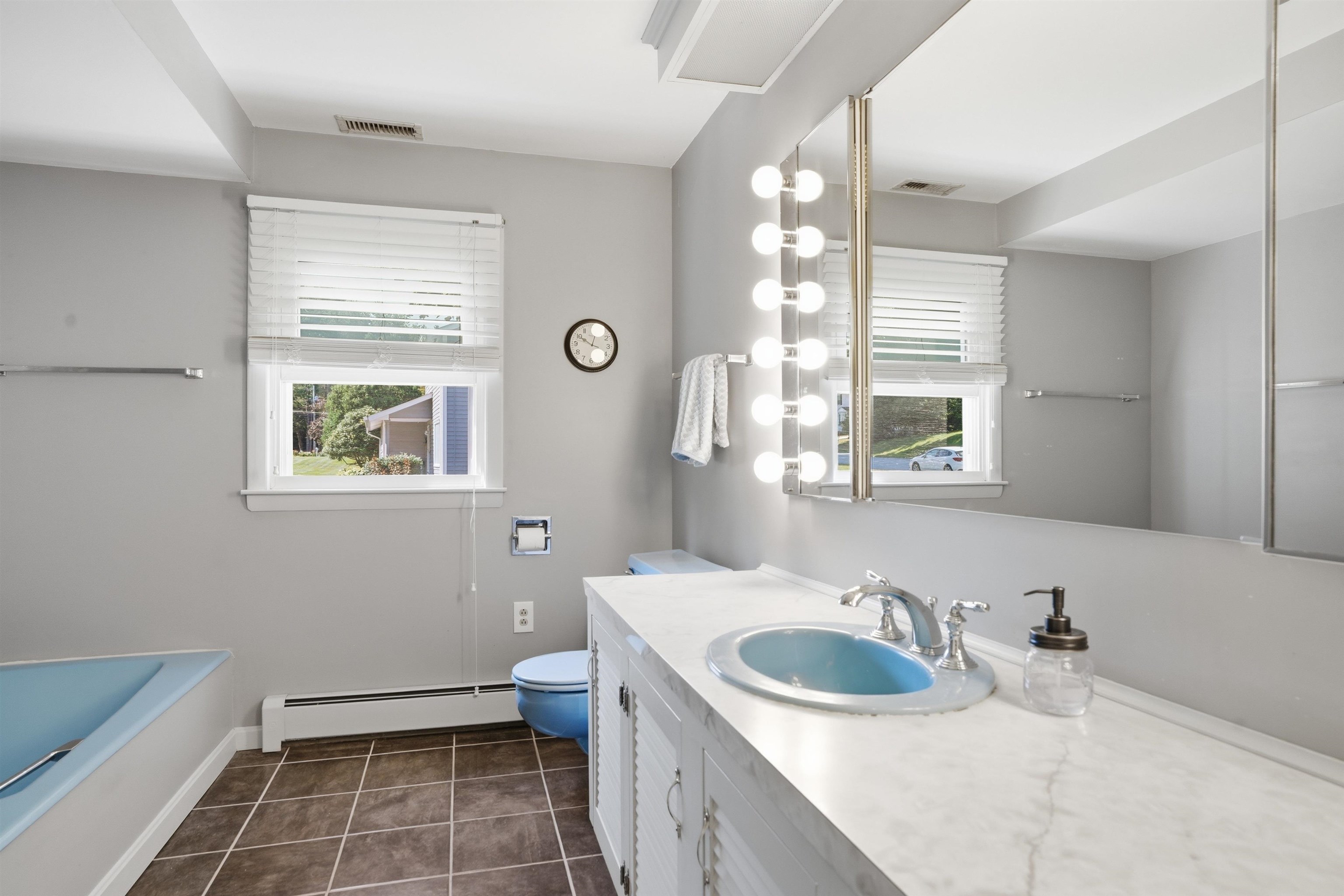 27 Bolic St, Nashua, NH 03062