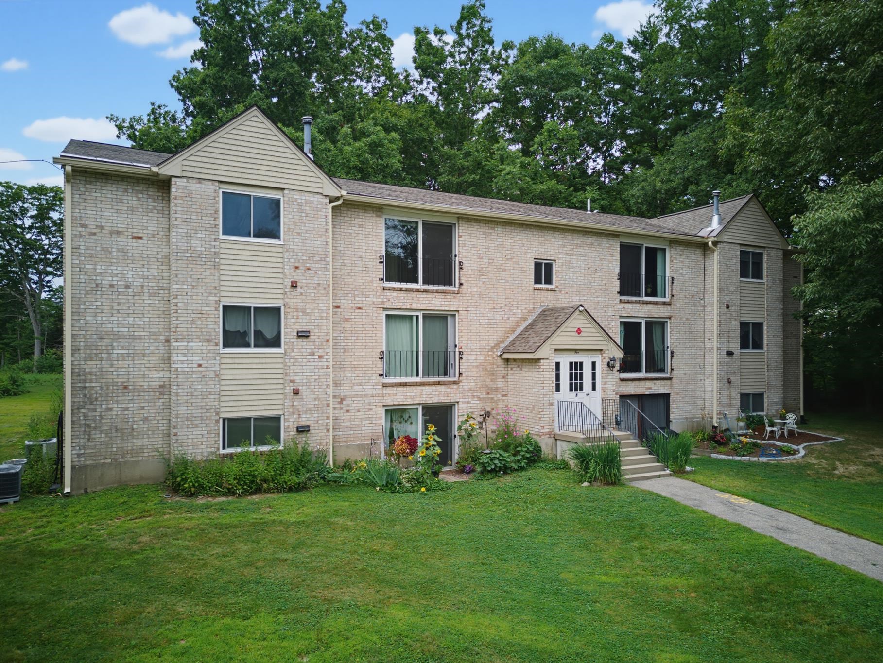 5 Brookside Dr #9, Exeter, NH 03833