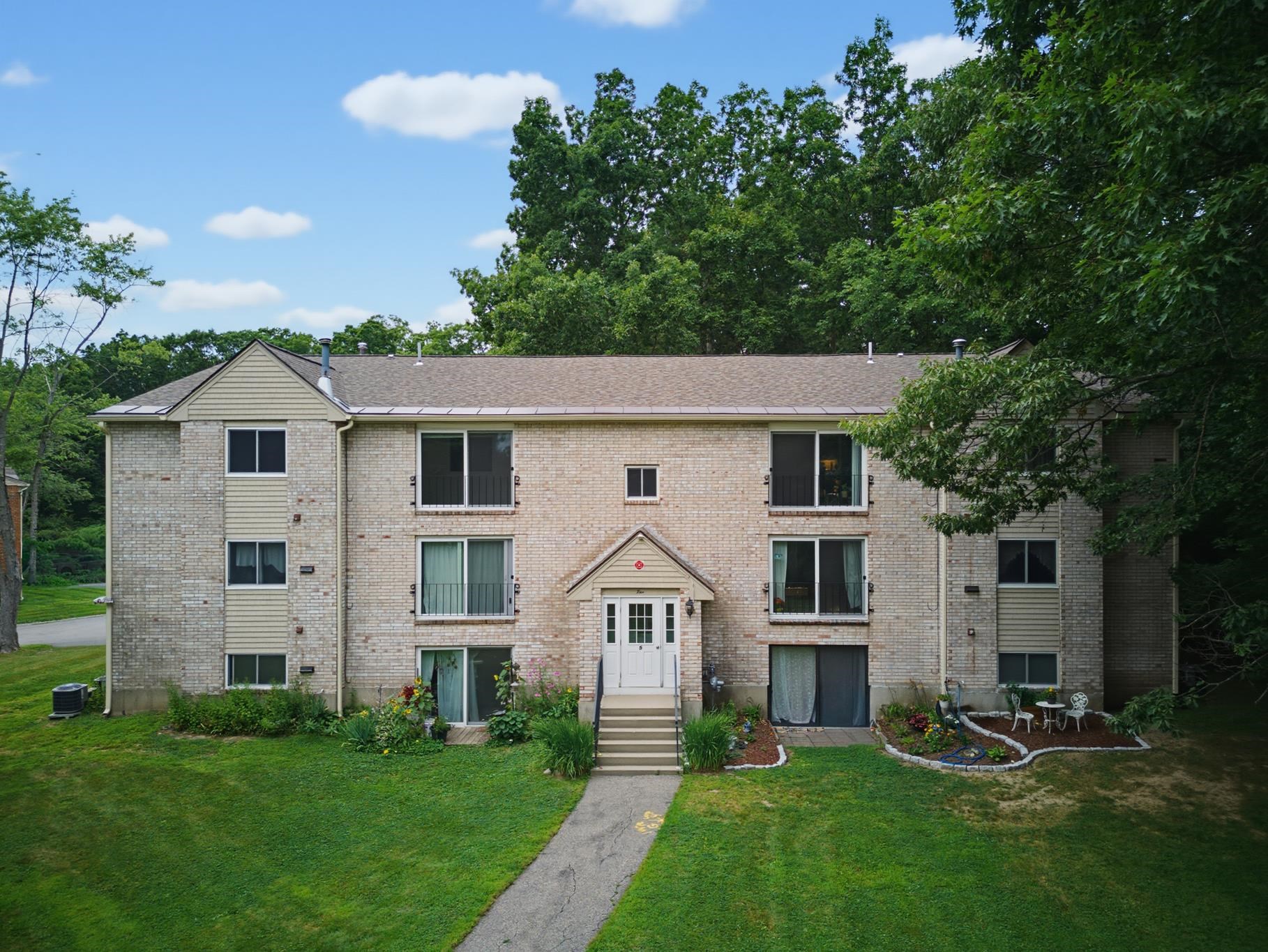 5 Brookside Dr #9, Exeter, NH 03833