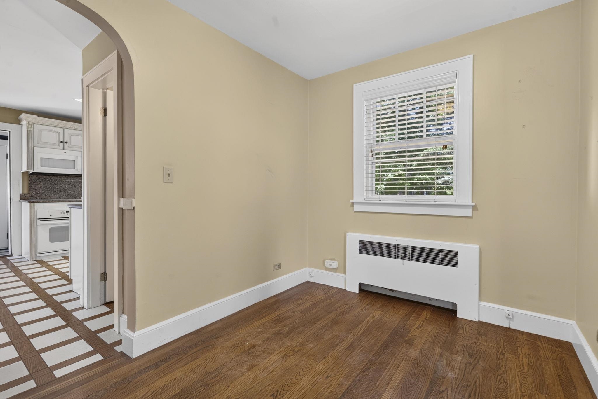 Nook between kitchen and lliving room