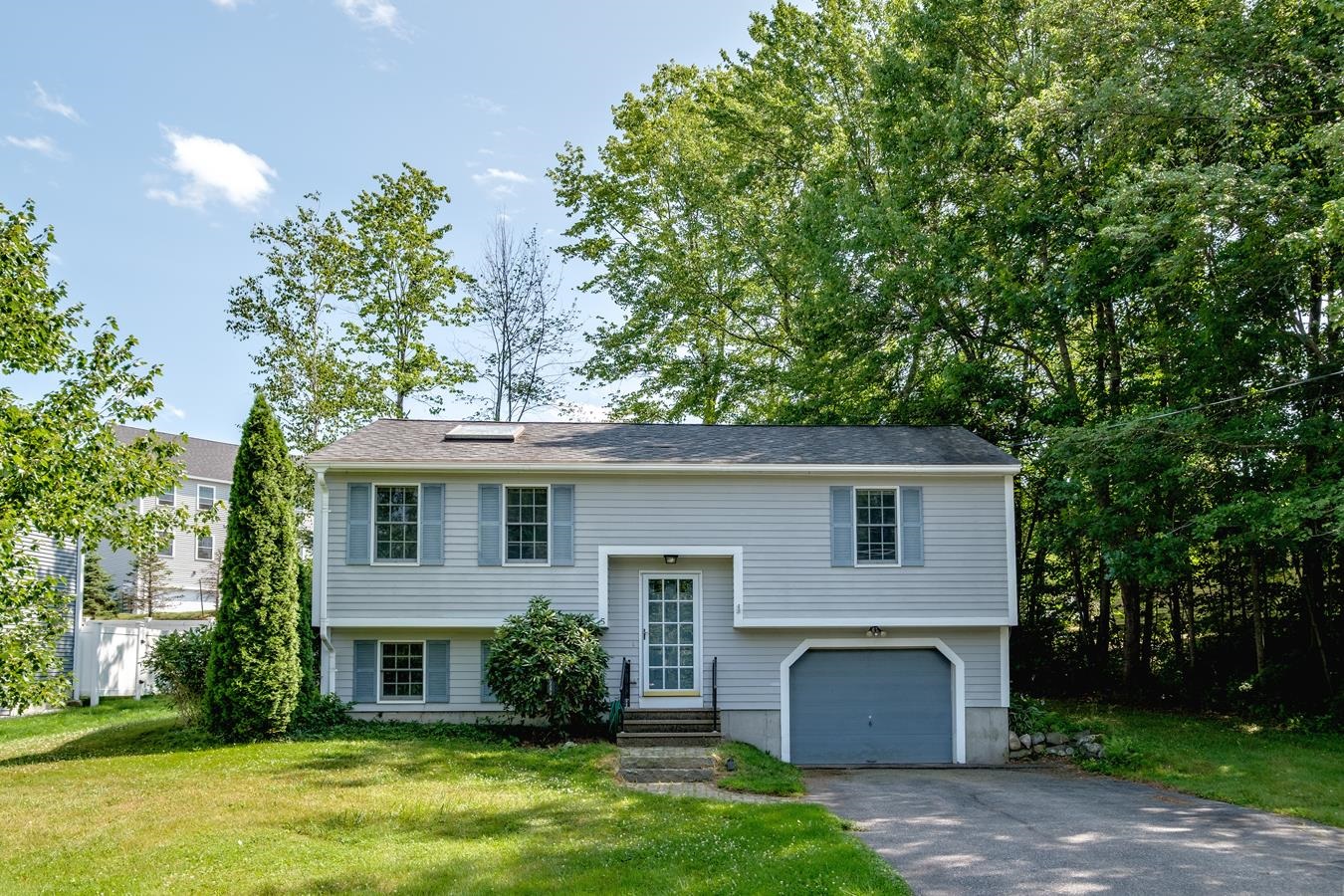 5 Ledgeview Dr, Rochester, NH 03839
