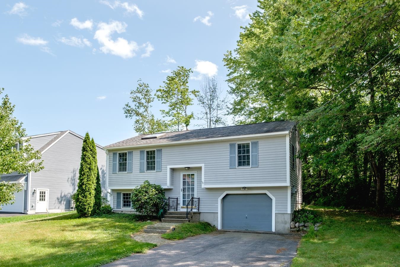 5 Ledgeview Dr, Rochester, NH 03839