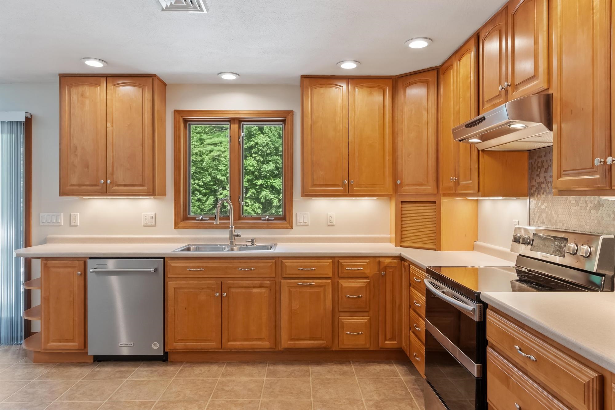 19 Randall Ln, Hampstead, NH 03841