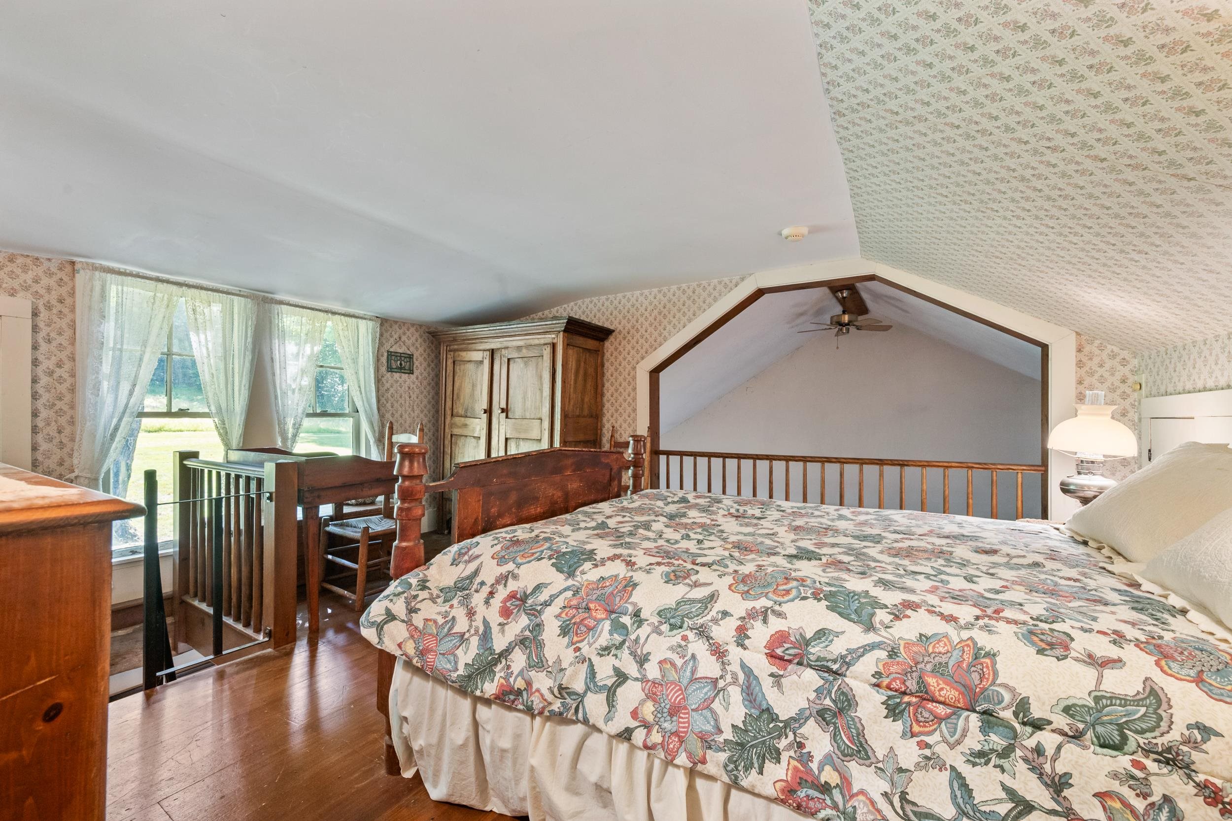 THE OPENING TO THE VAULTED CEILING OF THE LIVING ROOM ALLOWS HEAT TO EASILY RISE.