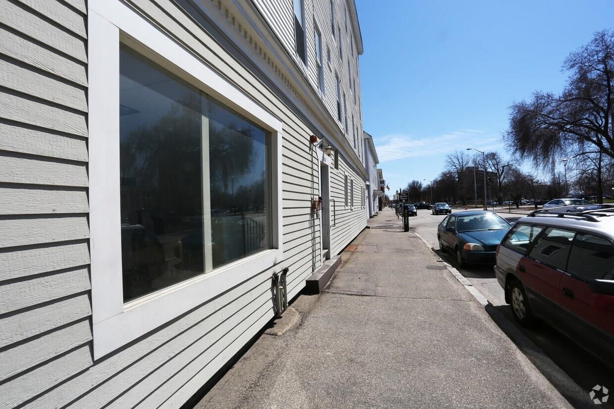 303 Pine St, Manchester, NH 03103