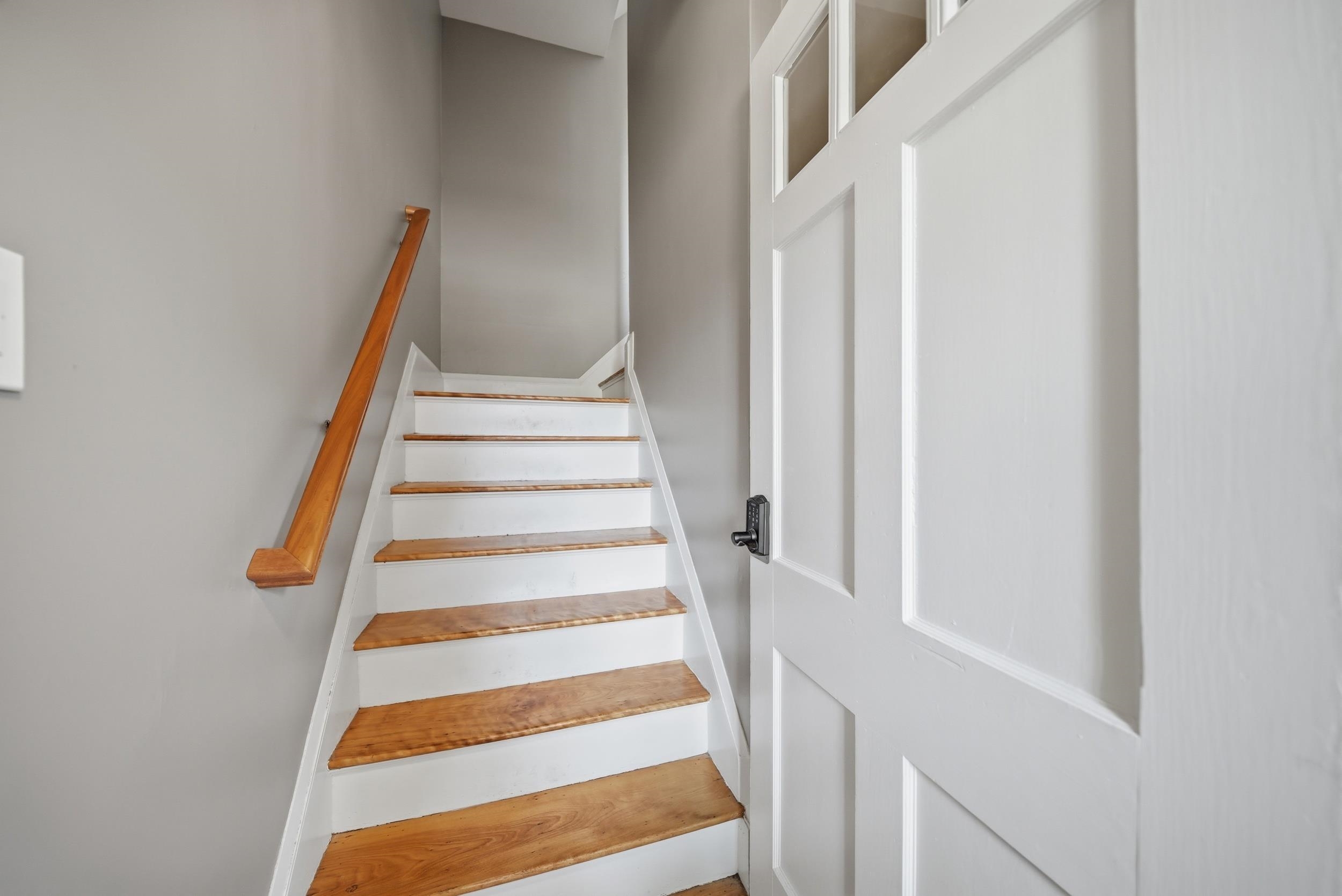 staircase to 2nd flr