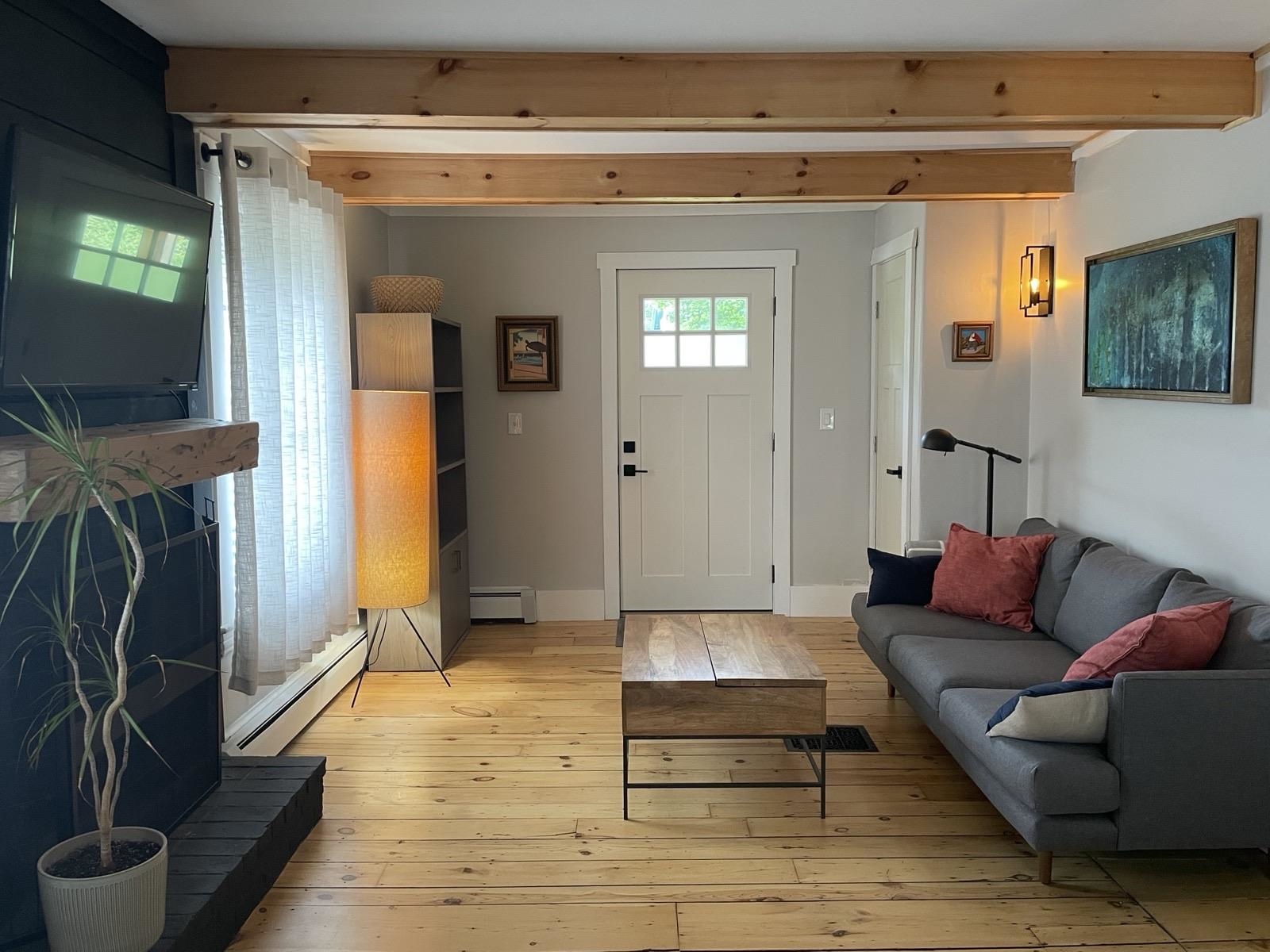 24 Hanson St, Somersworth, NH 03878