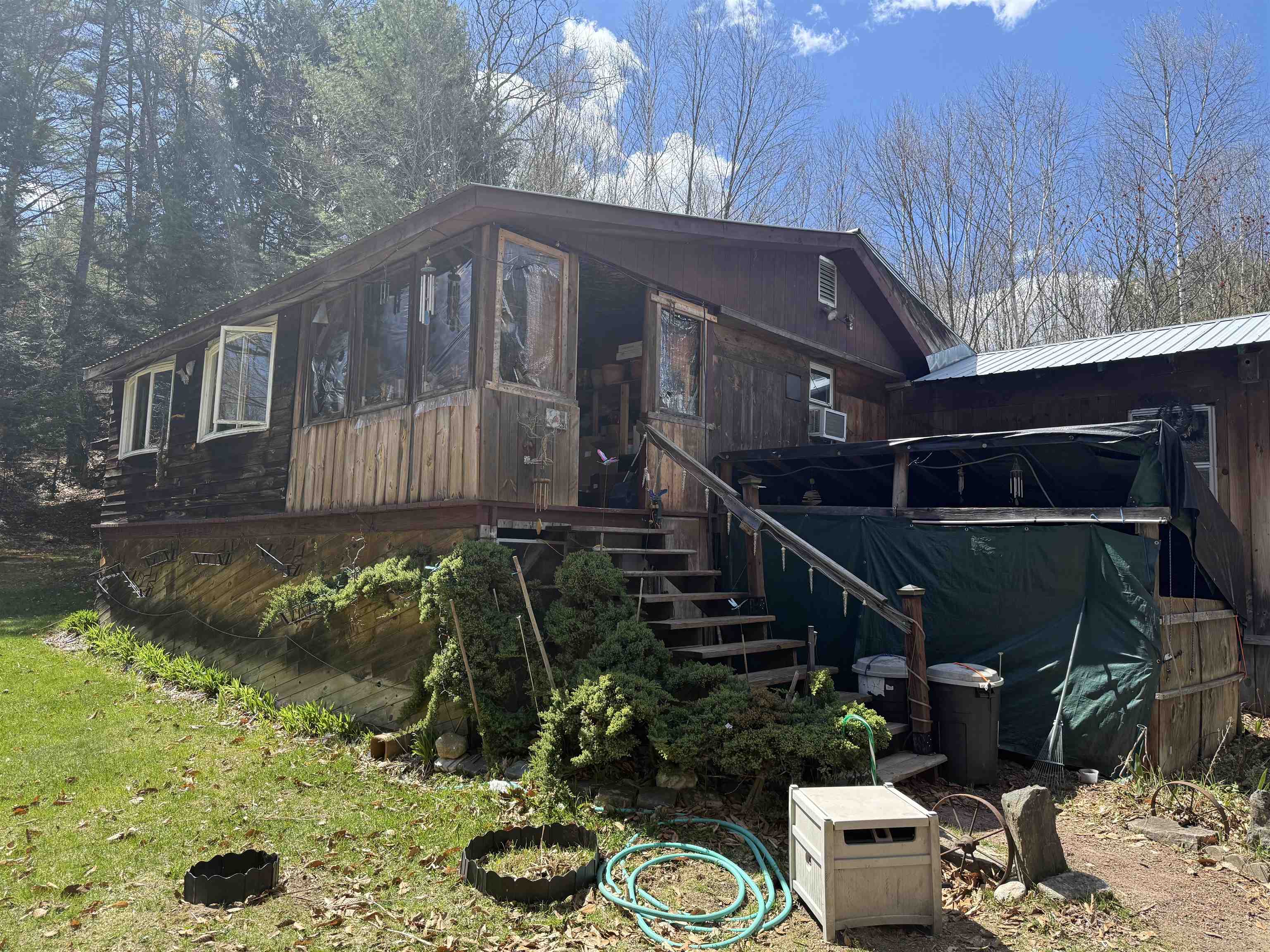 Steps to porch entrance 25851192