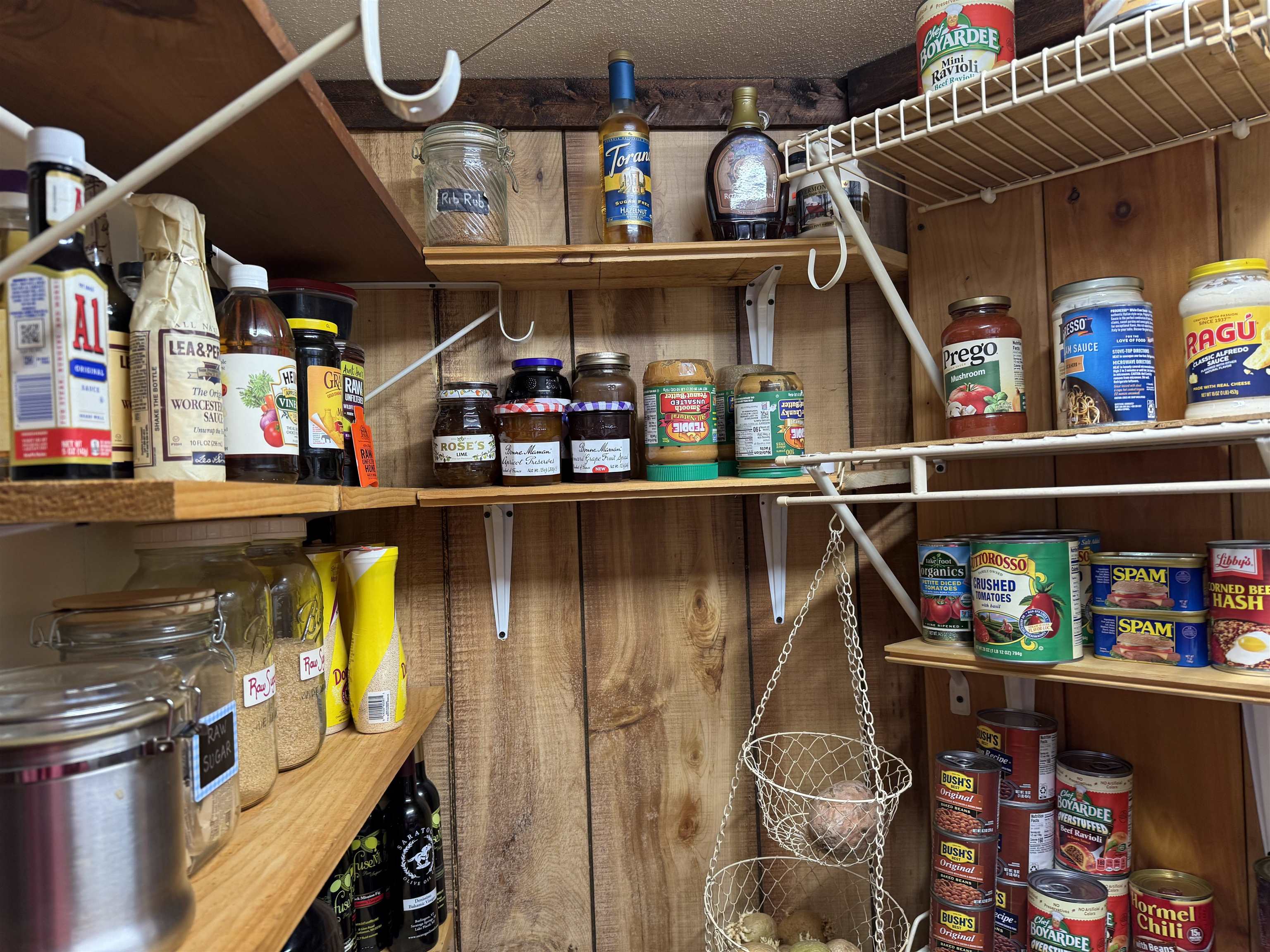 Pantry 25851240