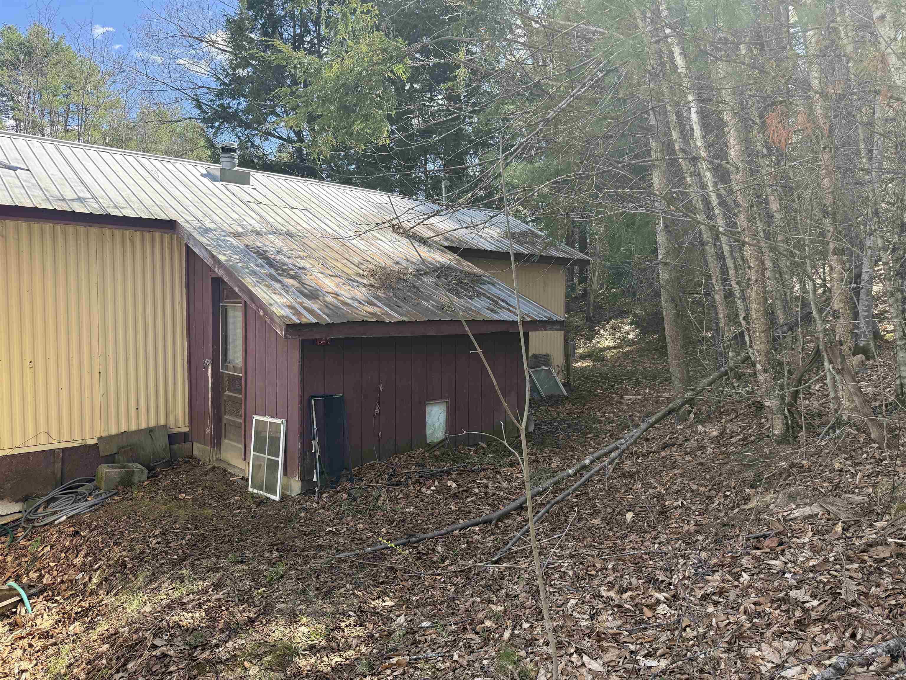 Shed off back 25851198