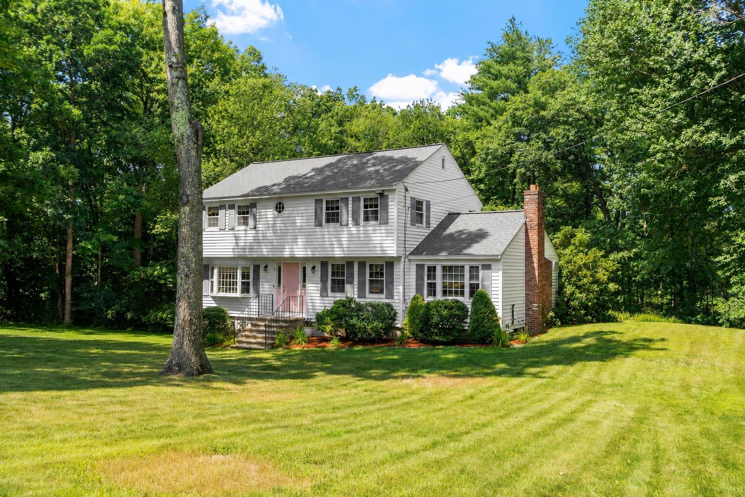 61 Glen Dr, Hudson, NH 03051