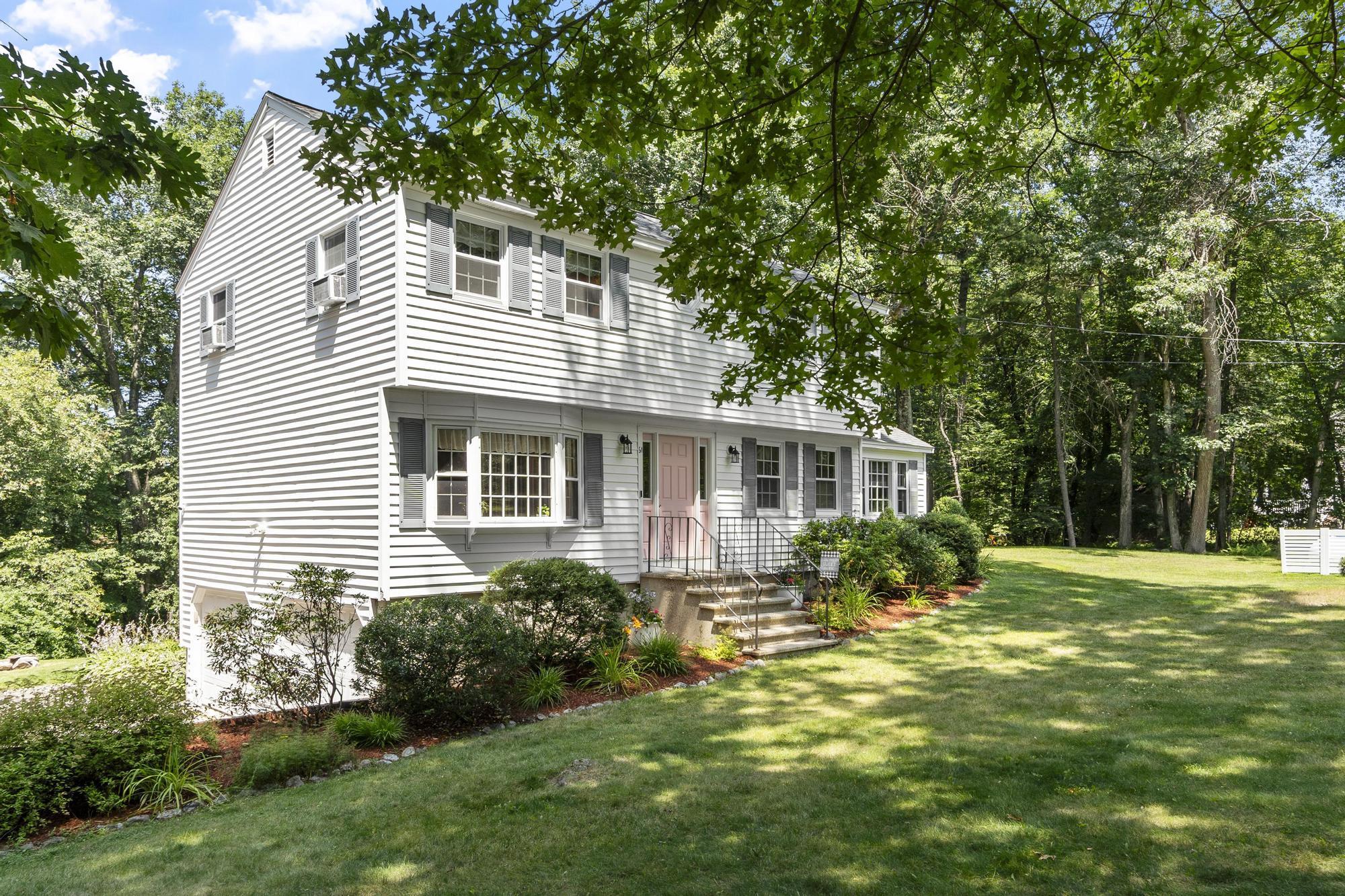 61 Glen Dr, Hudson, NH 03051